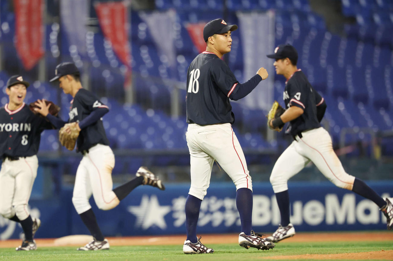 杏林大対国際武道大　5回裏国際武道大1死一塁、田代を遊併殺打にしガッツポーズする松本悠（撮影・宮地輝）