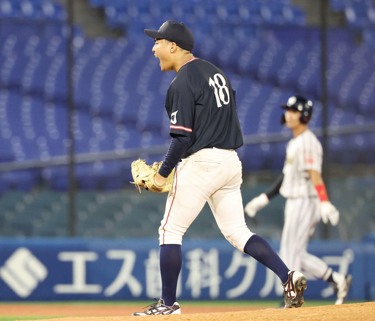 杏林大対国際武道大　6回裏国際武道大2死満塁、石渡を見逃し三振に仕留め雄たけびを上げる松本悠（撮影・宮地輝）