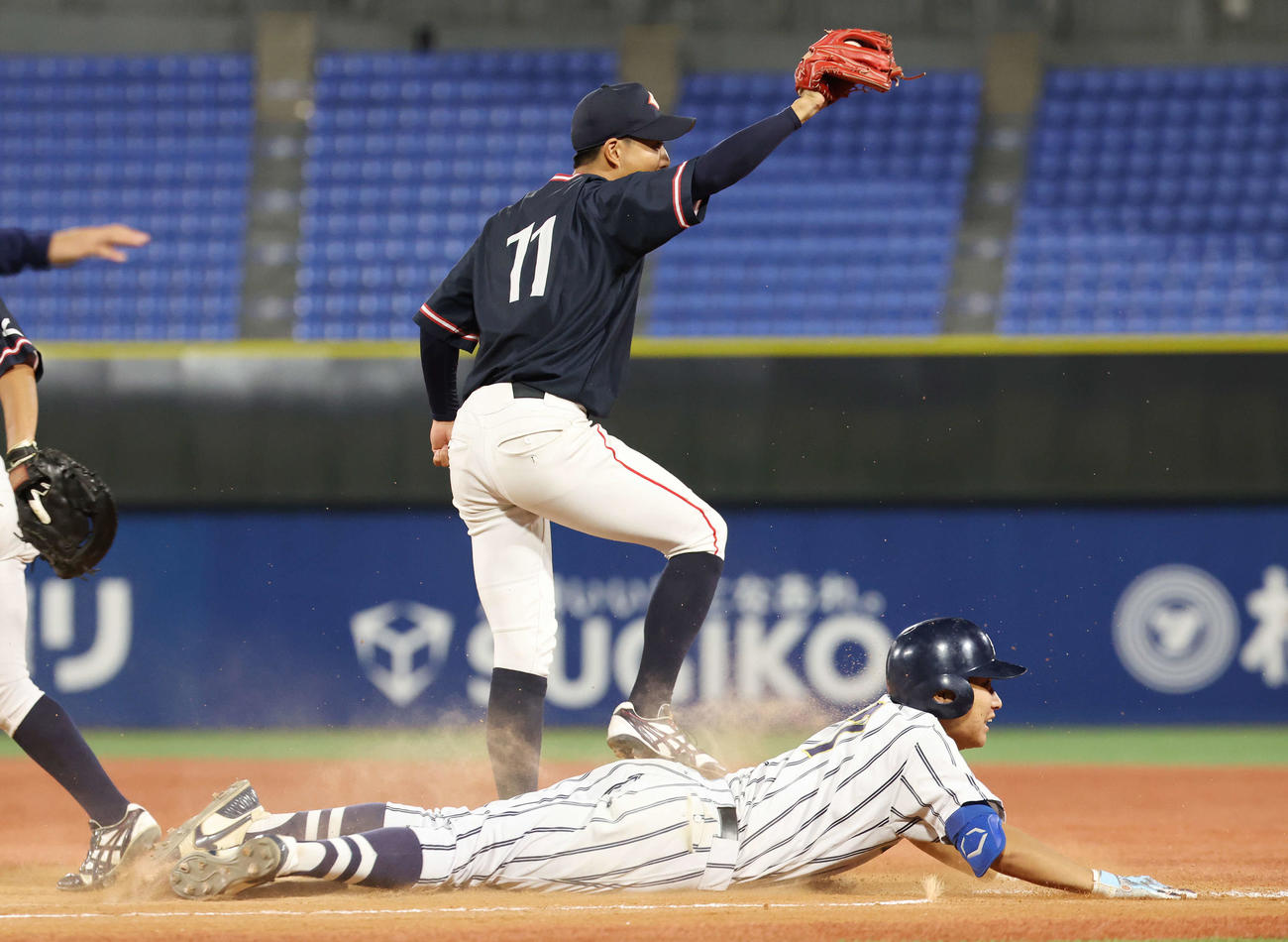 杏林大対国際武道大　9回裏国際武道大2死、石渡（下）を一ゴロに仕留めた岩井（撮影・宮地輝）