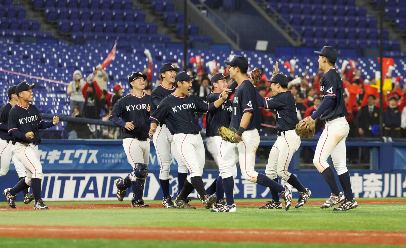 杏林大対国際武道大　勝利を喜ぶ杏林大ナイン（撮影・宮地輝）