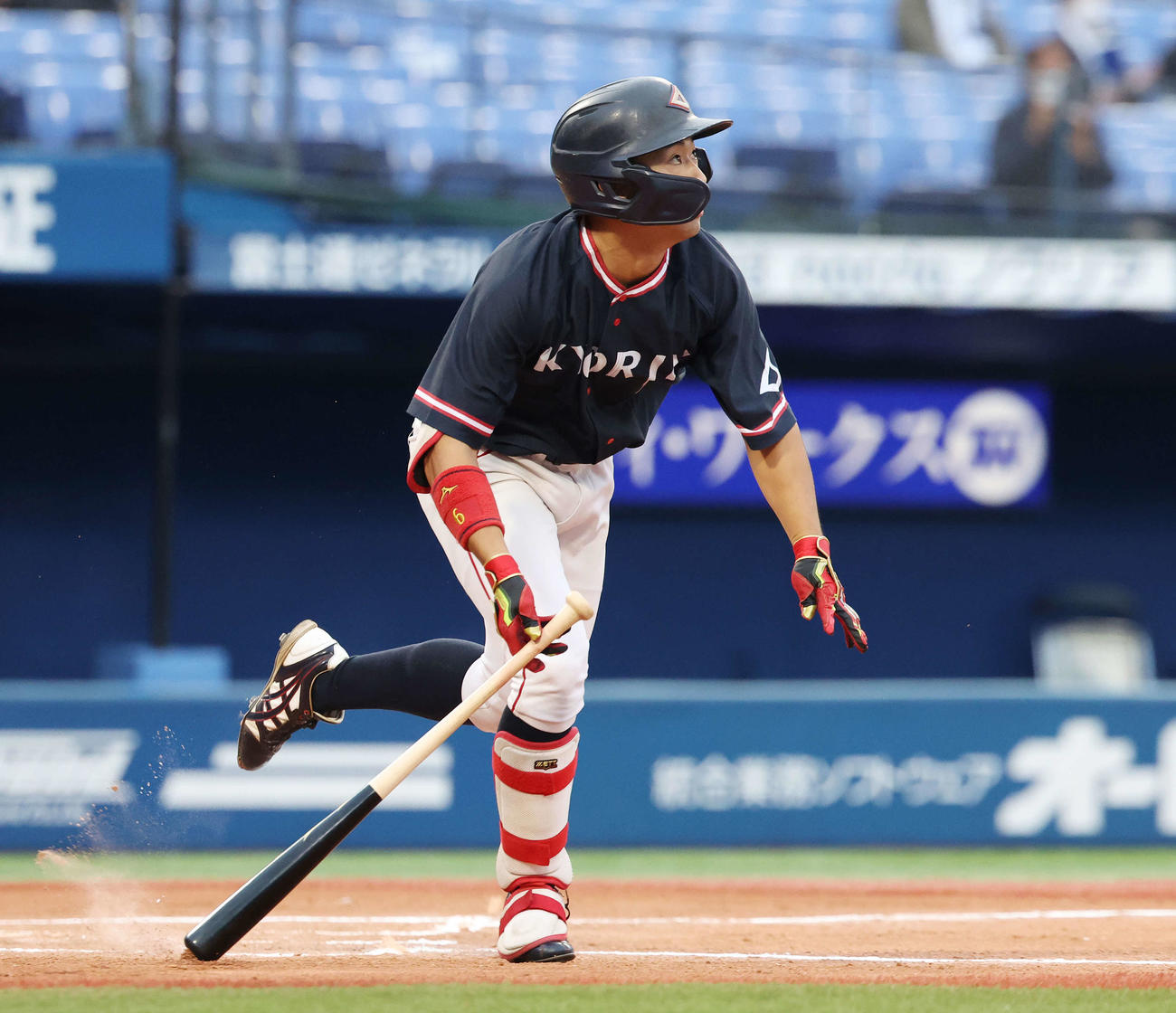 杏林大対国際武道大　1回表杏林大2死一、二塁、右前適時打を放つ井土（撮影・宮地輝）