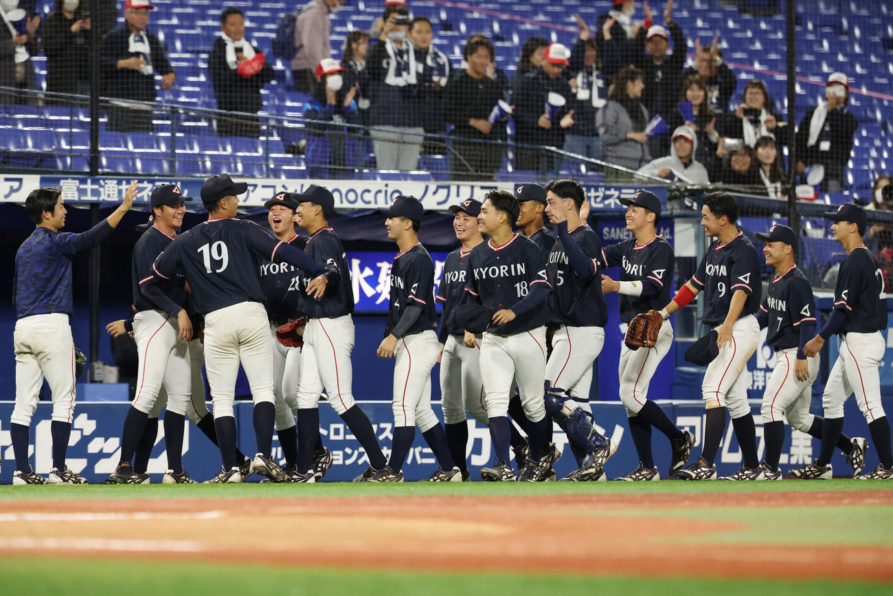 杏林大対国際武道大　勝利を喜ぶ杏林大ナイン（撮影・宮地輝）
