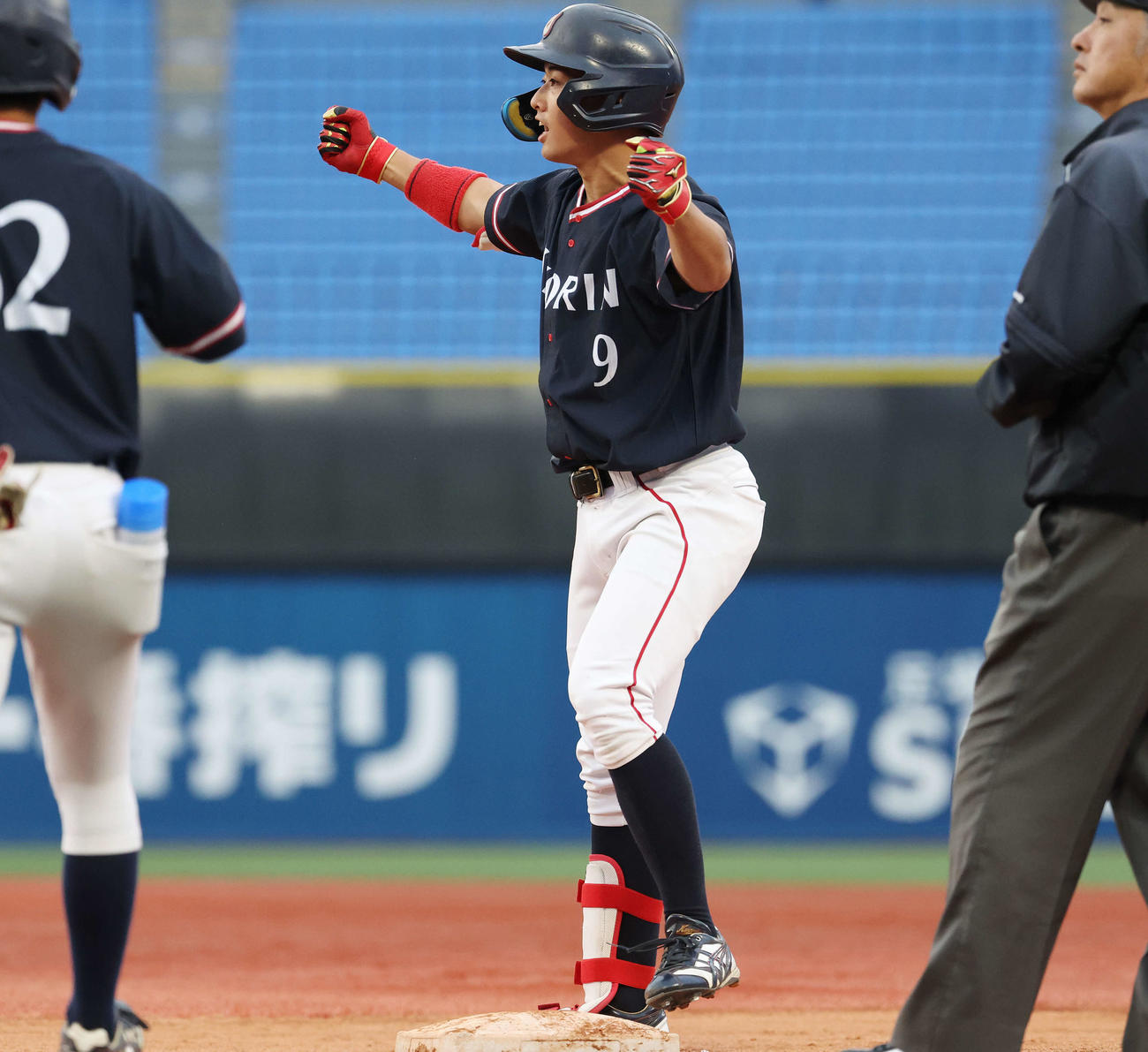 杏林大対国際武道大　1回表杏林大2死一、二塁、右前適時打を放ちガッツポーズする井土（撮影・宮地輝）