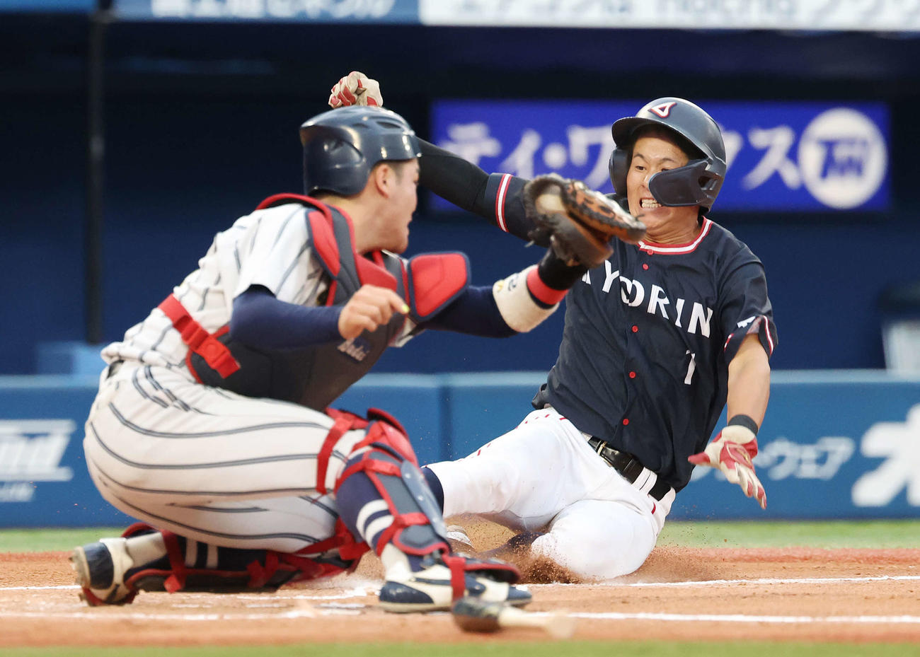 杏林大対国際武道大　1回表杏林大2死一、二塁、井土の右前適時打で生還する若井（撮影・宮地輝）