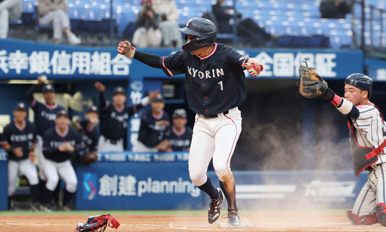 杏林大対国際武道大　1回表杏林大2死一、二塁、井土の右前適時打で生還した若井（撮影・宮地輝）