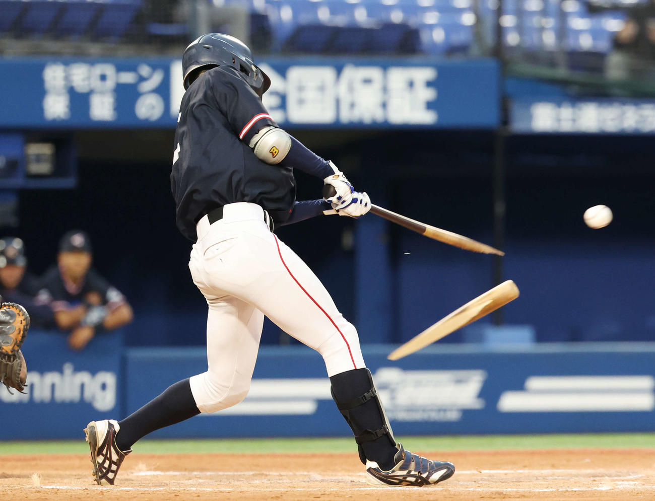 杏林大対国際武道大　3回表杏林大1死、バットを折りながら中前打を放つ浦本（撮影・宮地輝）