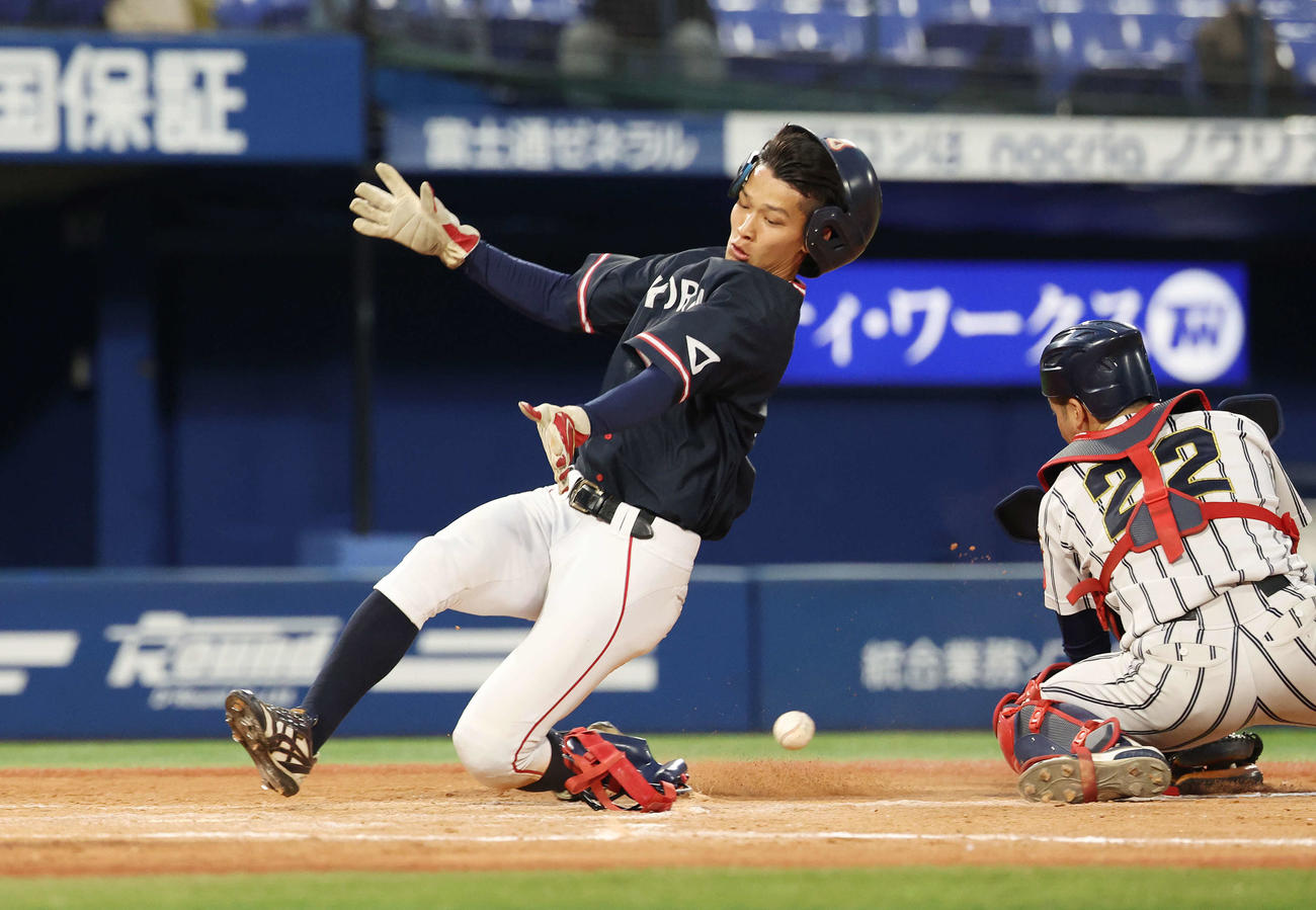 杏林大対国際武道大　3回表杏林大2死一、二塁、悪相球で生還する浦本（撮影・宮地輝）