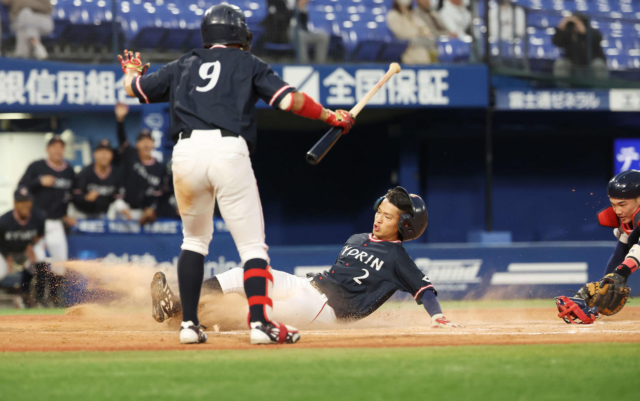 杏林大対国際武道大　3回表杏林大2死一、二塁、悪相球で生還する浦本（撮影・宮地輝）