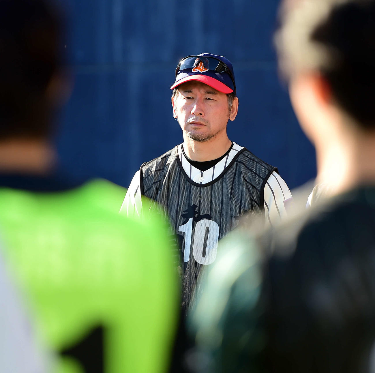 テストの結果を聞く秋山さん