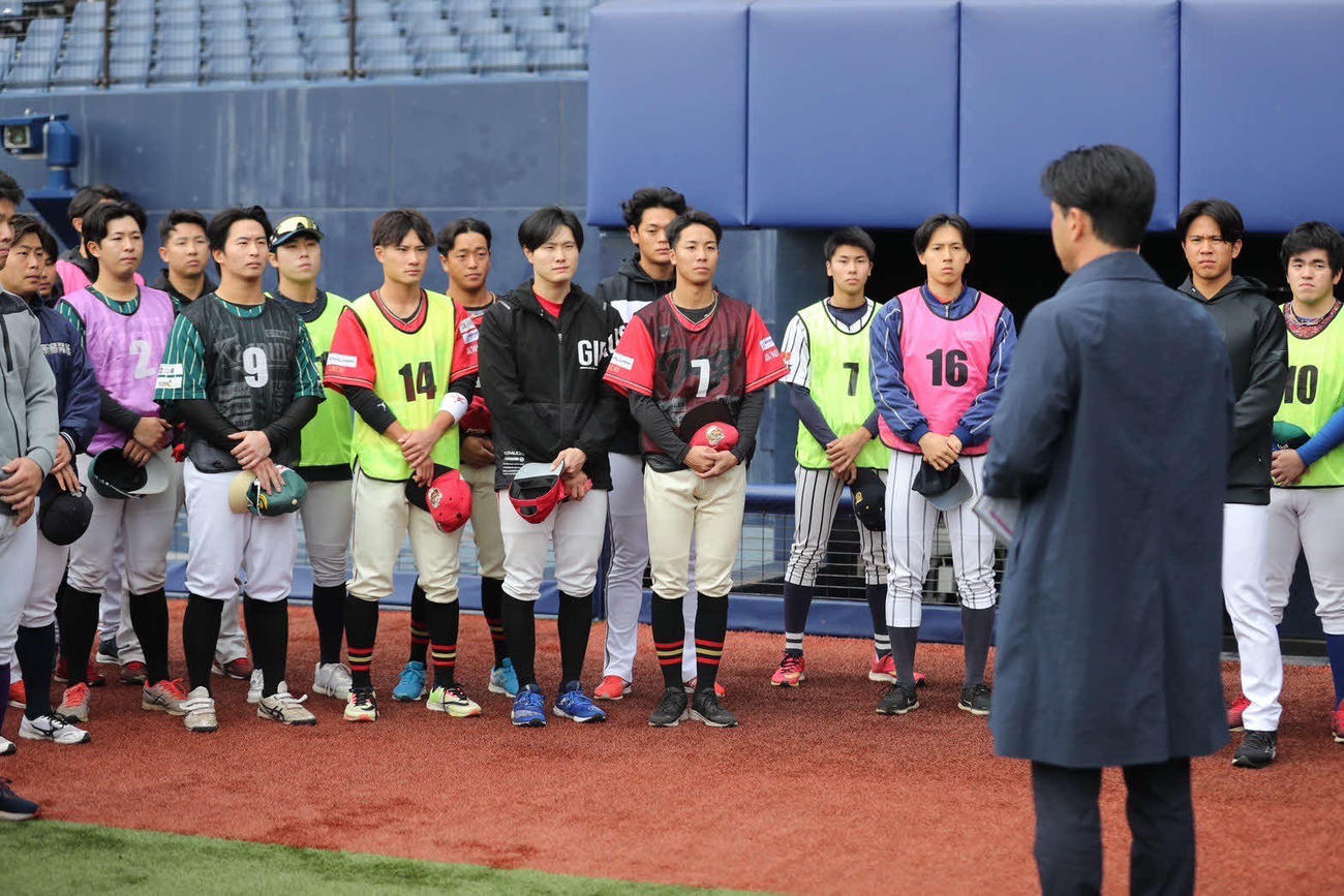 トライアウトの説明を聞く選手たち