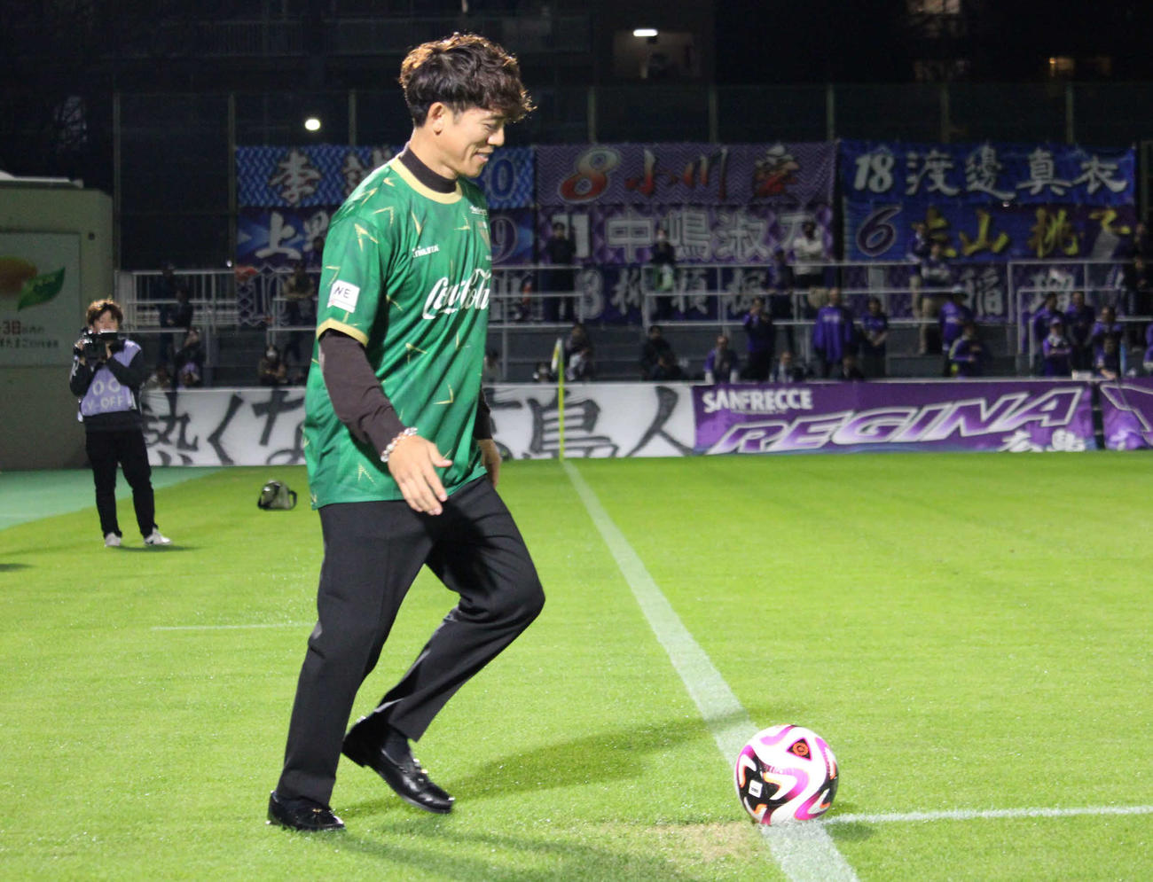 WEリーグ日テレ東京V対広島でキックインを行う前西武監督の松井稼頭央氏（撮影・金子真仁）