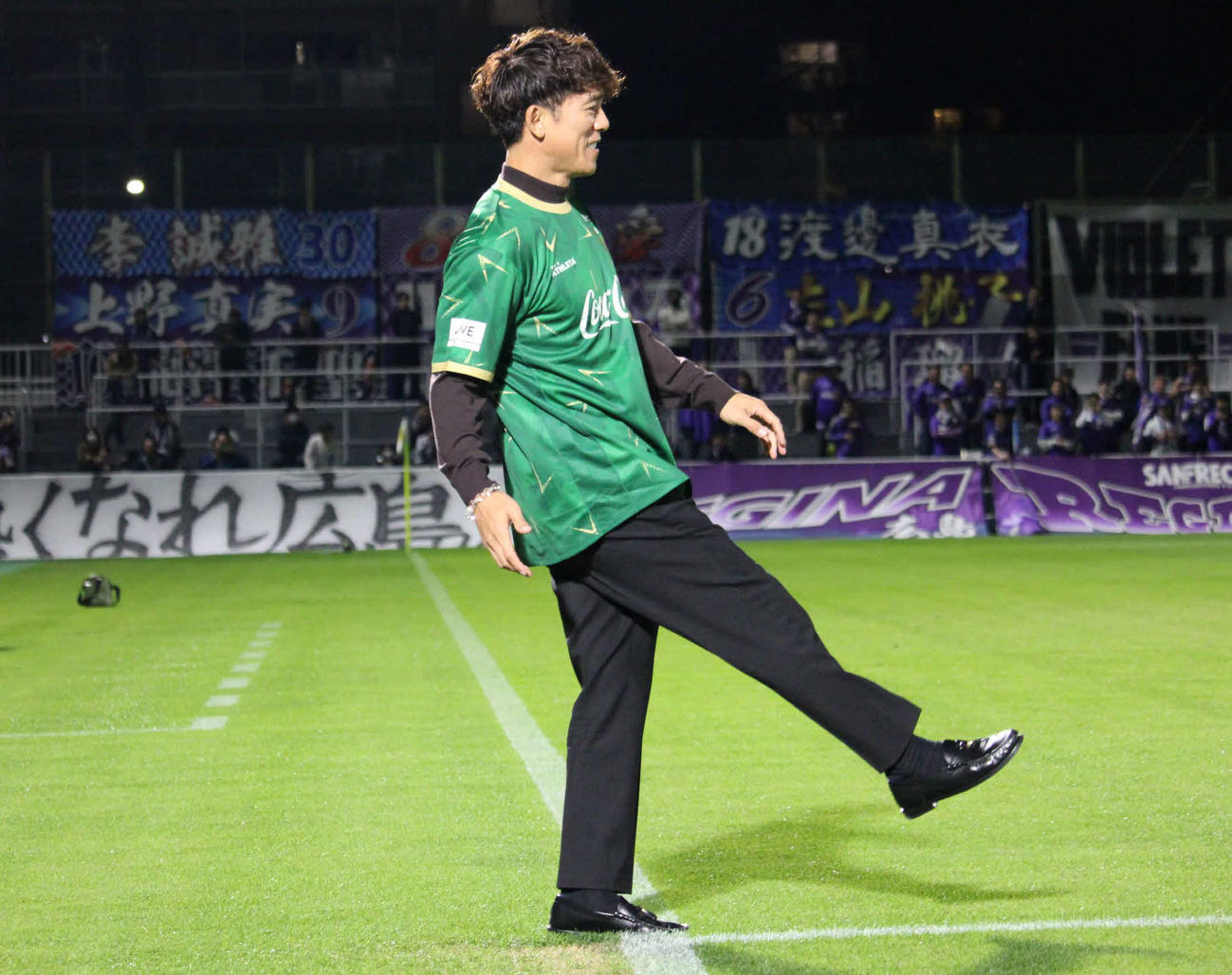 WEリーグ日テレ東京V対広島でキックインを行う前西武監督の松井稼頭央氏（撮影・金子真仁）