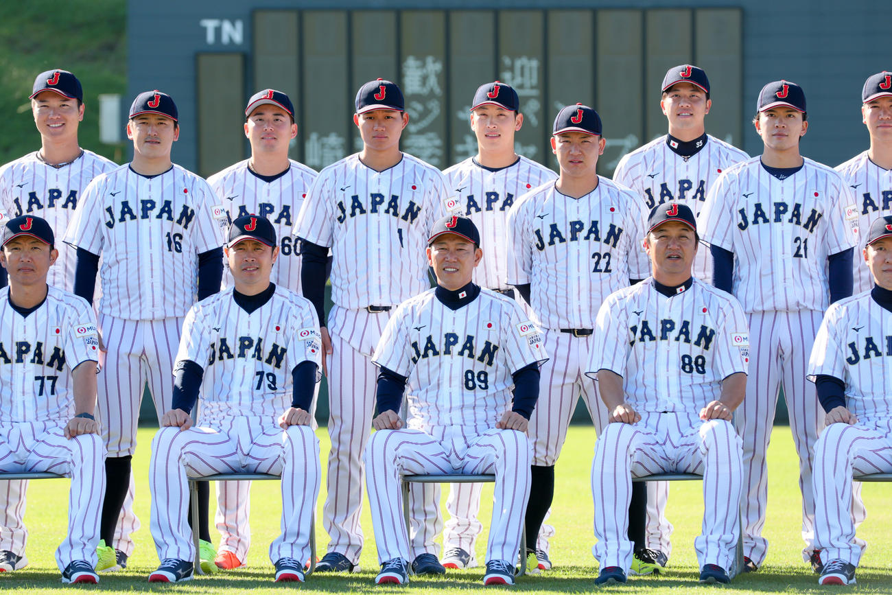 宮崎合宿最終日、集合写真撮影する侍ジャパン井端監督（前列左から3人目）と選手ら（撮影・上山淳一）