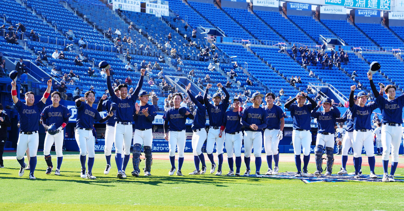 中央学院大対創価大　試合後、勝利し応援席にあいさつする創価大の選手たち（撮影・江口和貴）