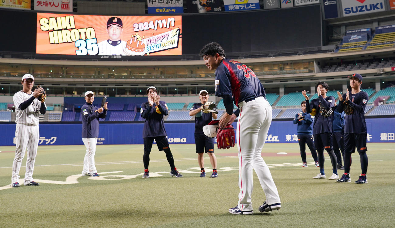 今日、誕生日を迎え練習参加メンバーから祝福を受ける才木（手前）（撮影・森本幸一）