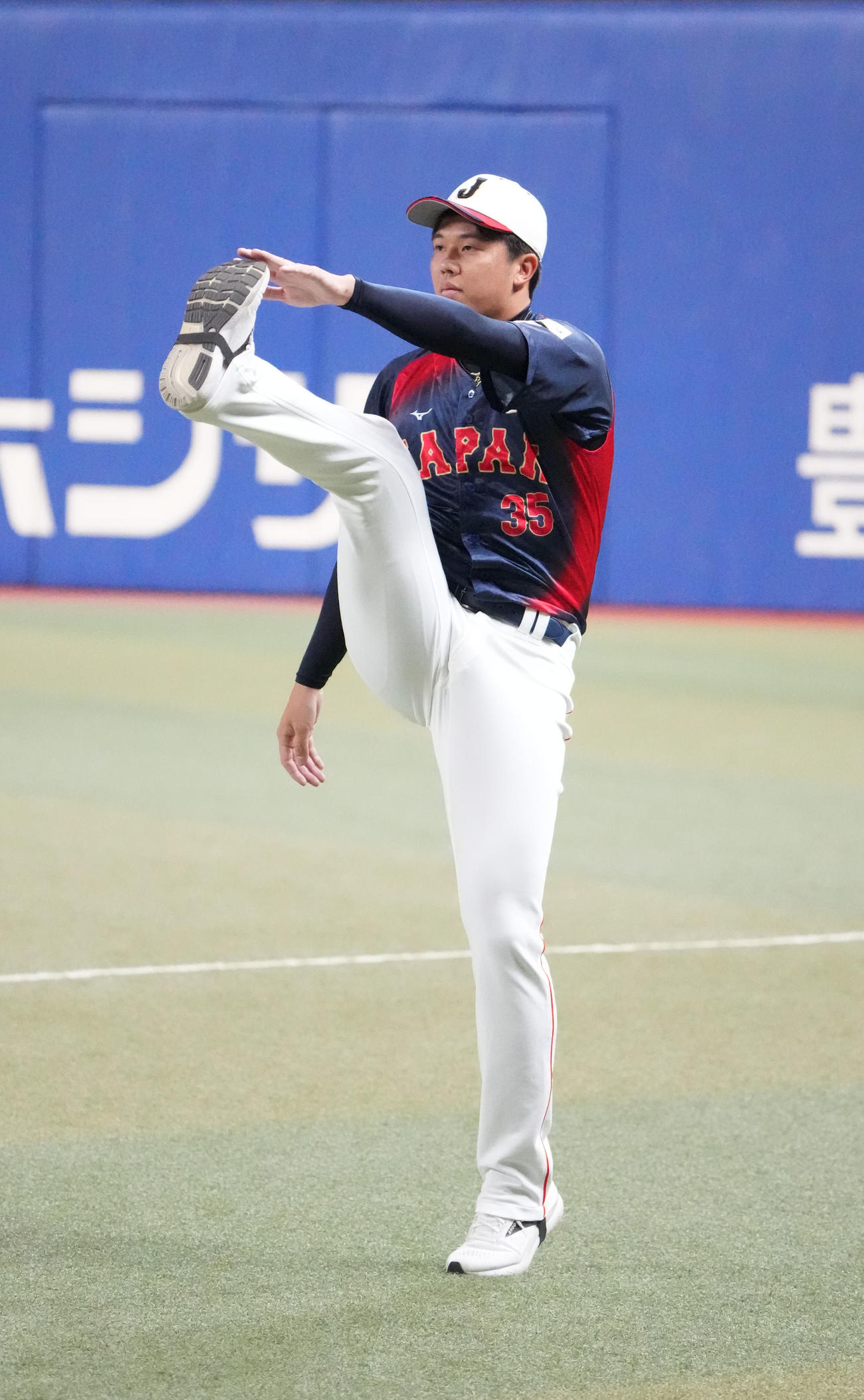 グラウンドで体をほぐす才木（撮影・森本幸一）