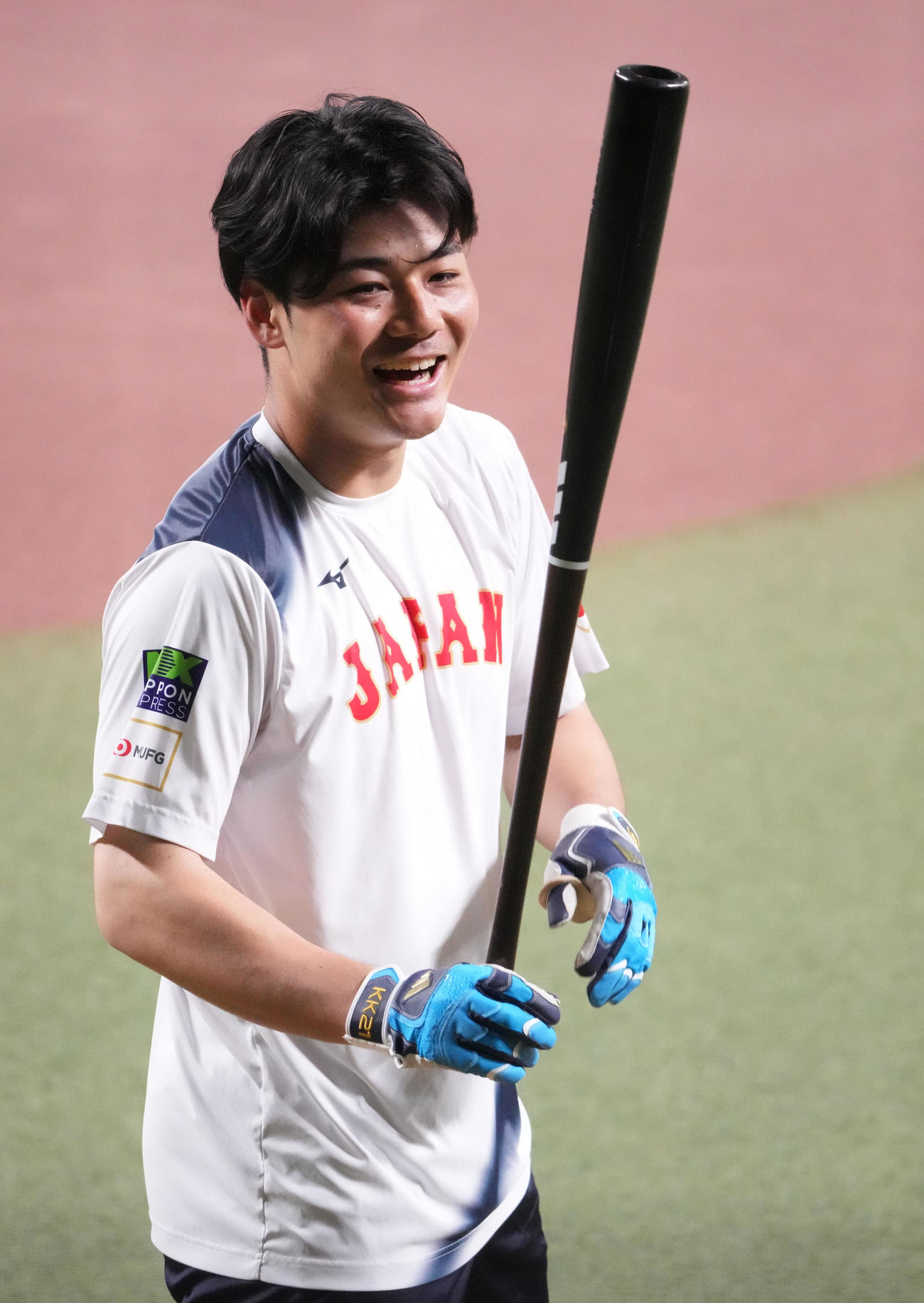 ティー打撃練習の合間に明るい表情を見せる清宮（撮影・森本幸一）