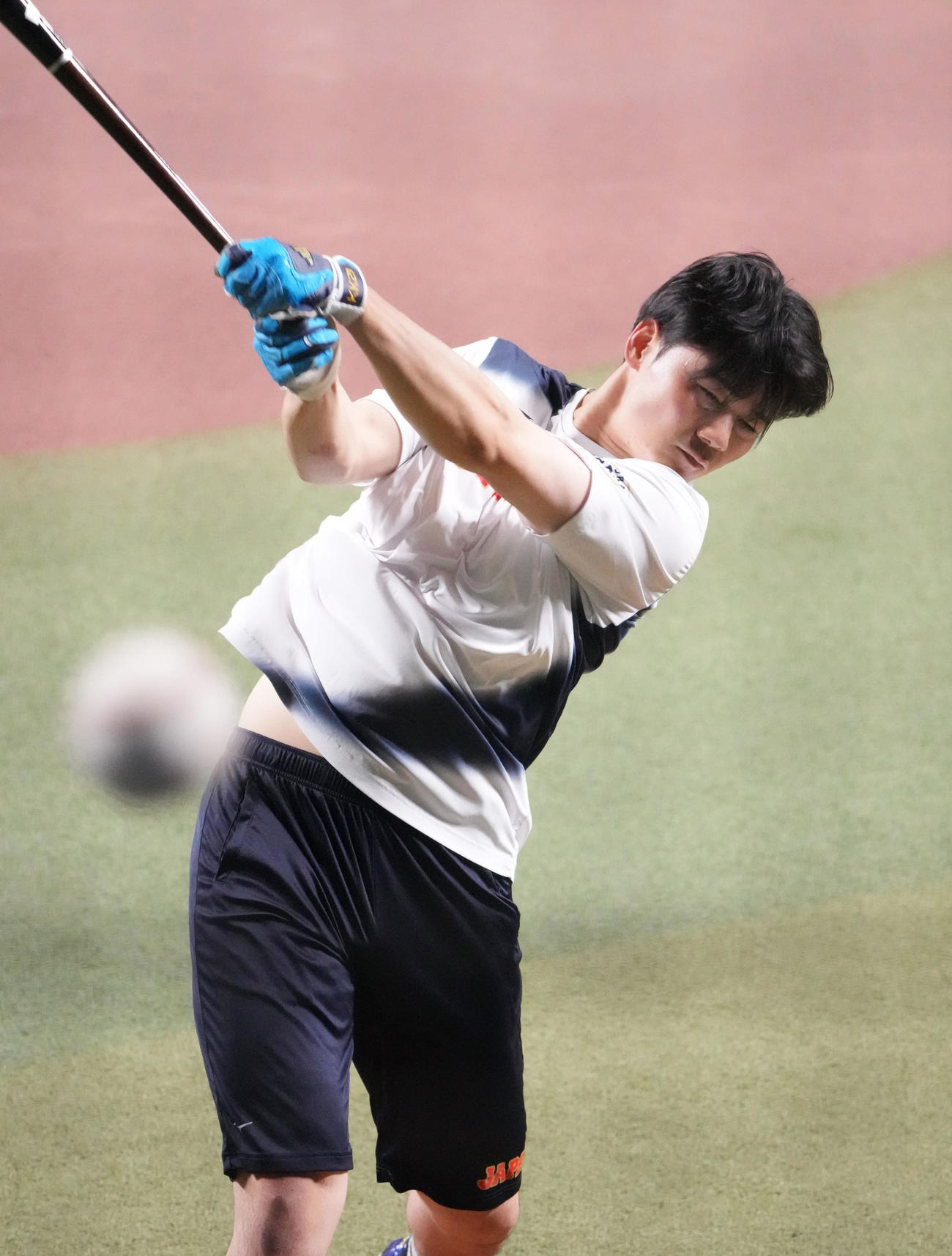 ティー打撃練習をする清宮（撮影・森本幸一）