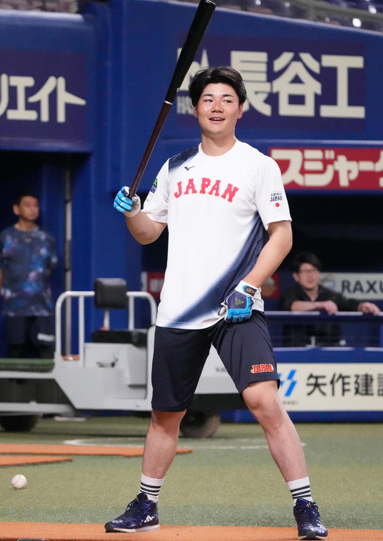 ティー打撃練習の合間に明るい表情を見せる清宮（撮影・森本幸一）