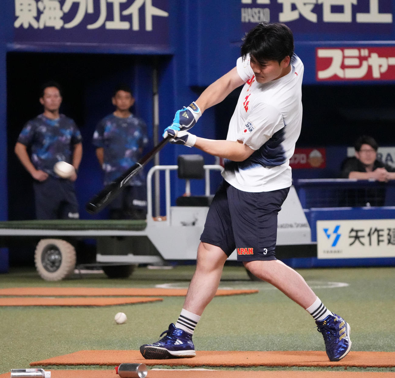 ティー打撃練習をする清宮（撮影・森本幸一）