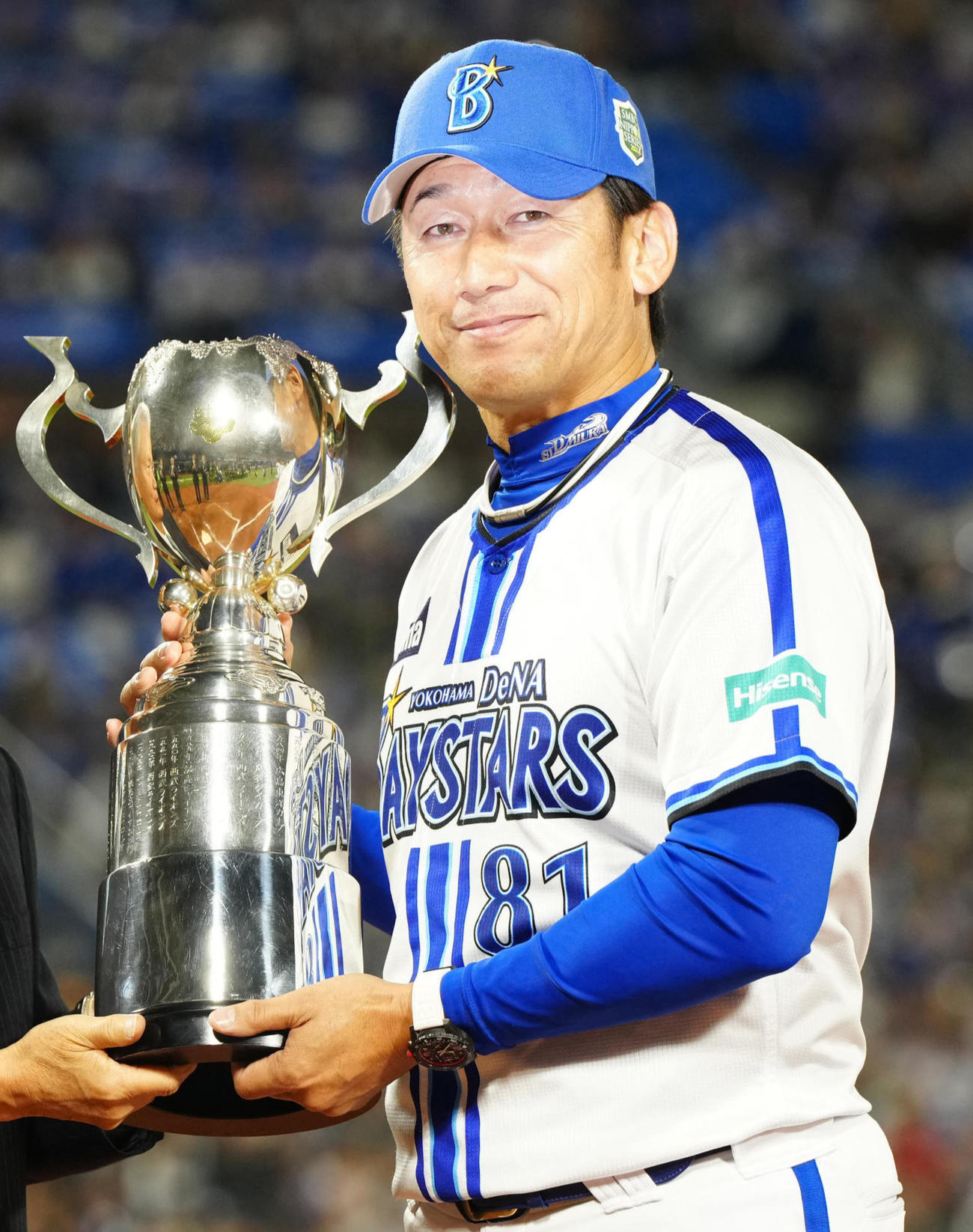 優勝トロフィーを手に写真に納まるDeNA三浦大輔監督（2024年11月3日撮影）