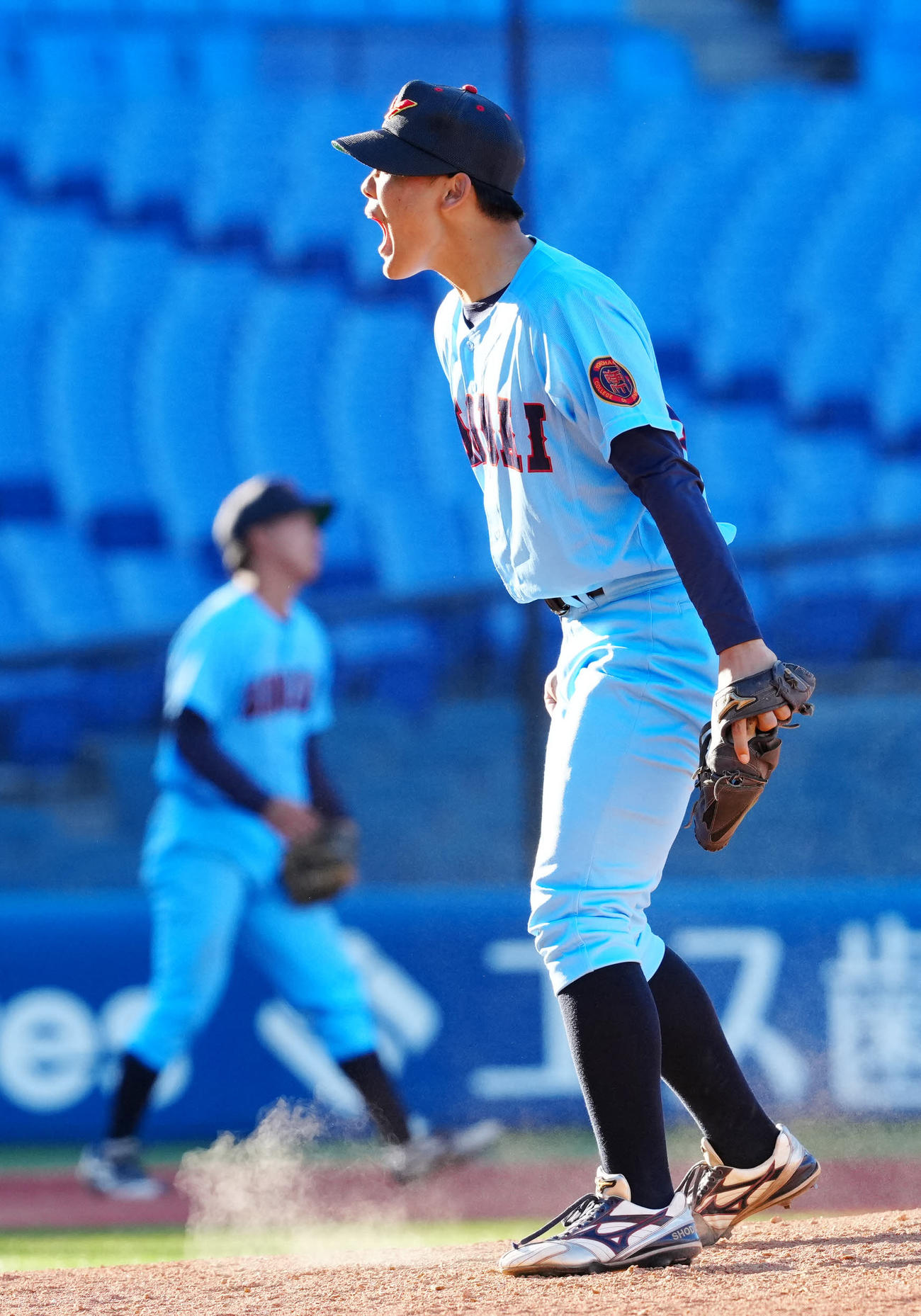 神奈川大対横浜商大　9回表神奈川大2死、神田を左飛に仕留め、雄たけびを上げる駒井（撮影・江口和貴）