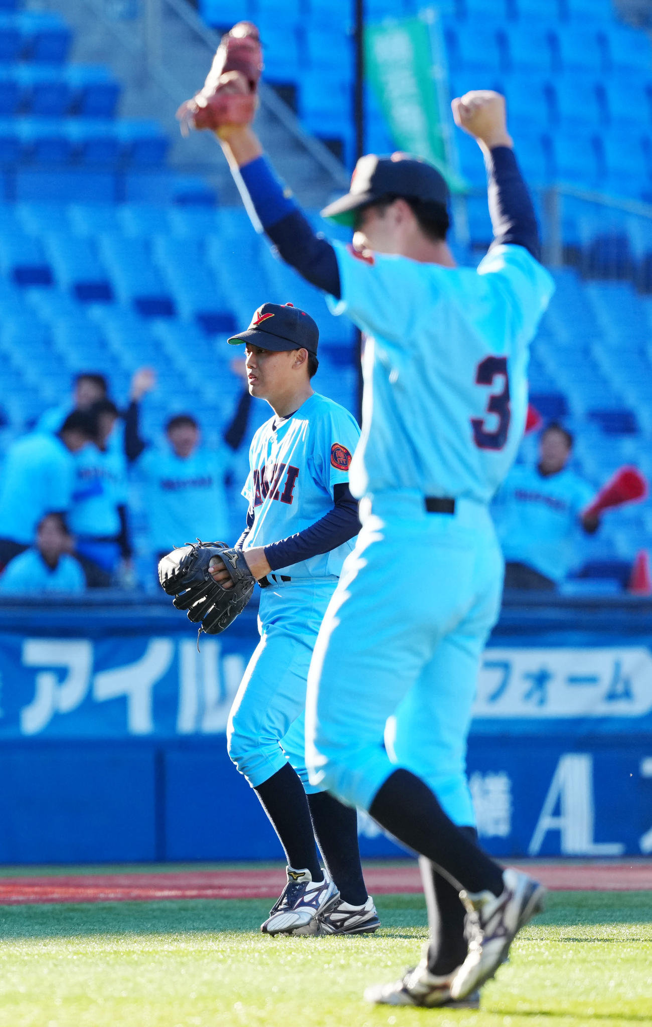 神奈川大対横浜商大　9回表神奈川大2死、神田を左飛に仕留めた駒井（左）（撮影・江口和貴）
