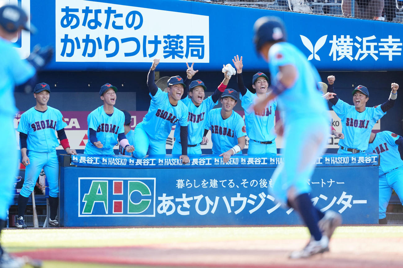 神奈川大対横浜商大　4回裏横浜商大1死三塁、松尾が適時打を放ち、ベンチで盛り上がる選手たち（撮影・江口和貴）