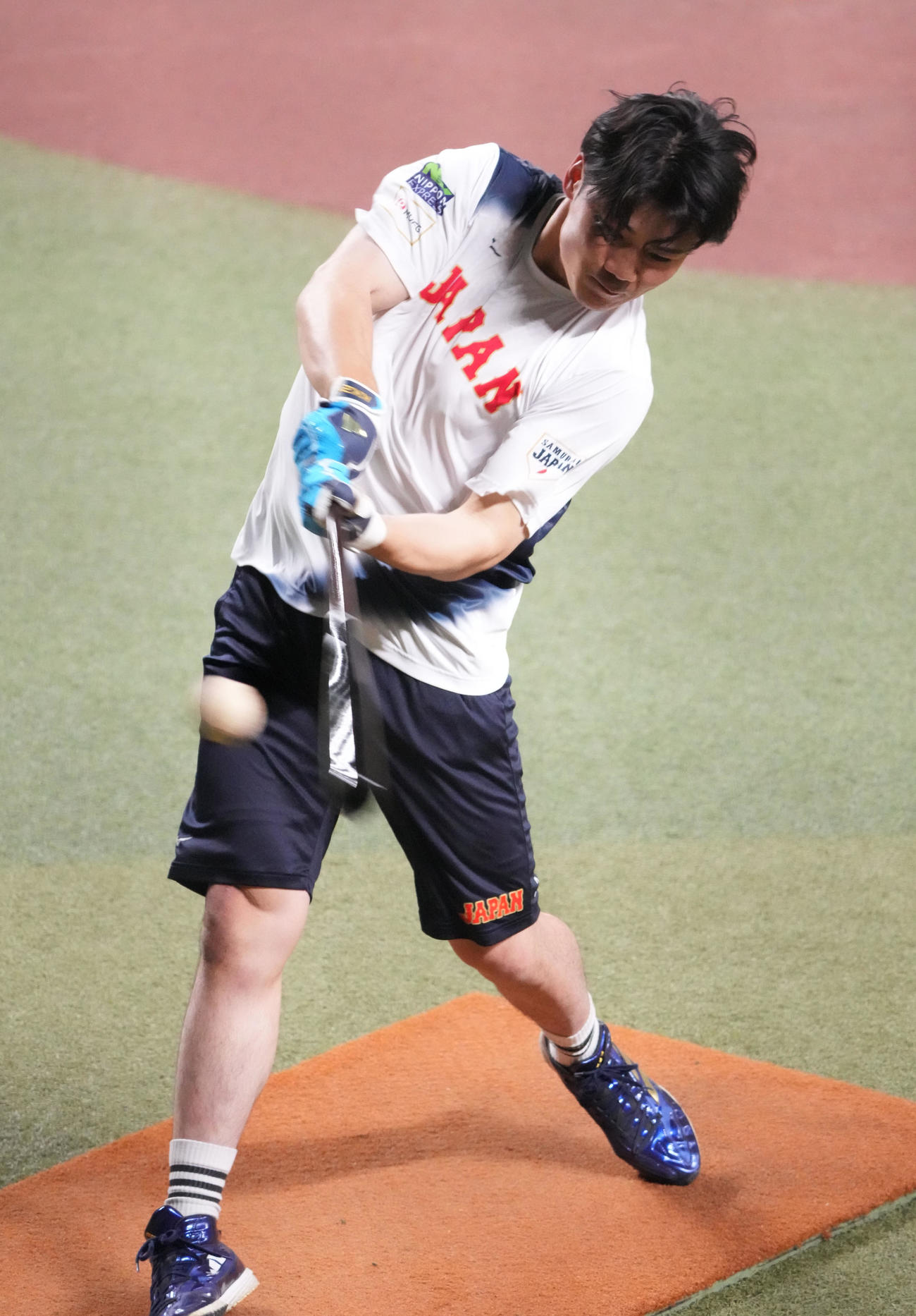 ティー打撃練習をする清宮（撮影・森本幸一）