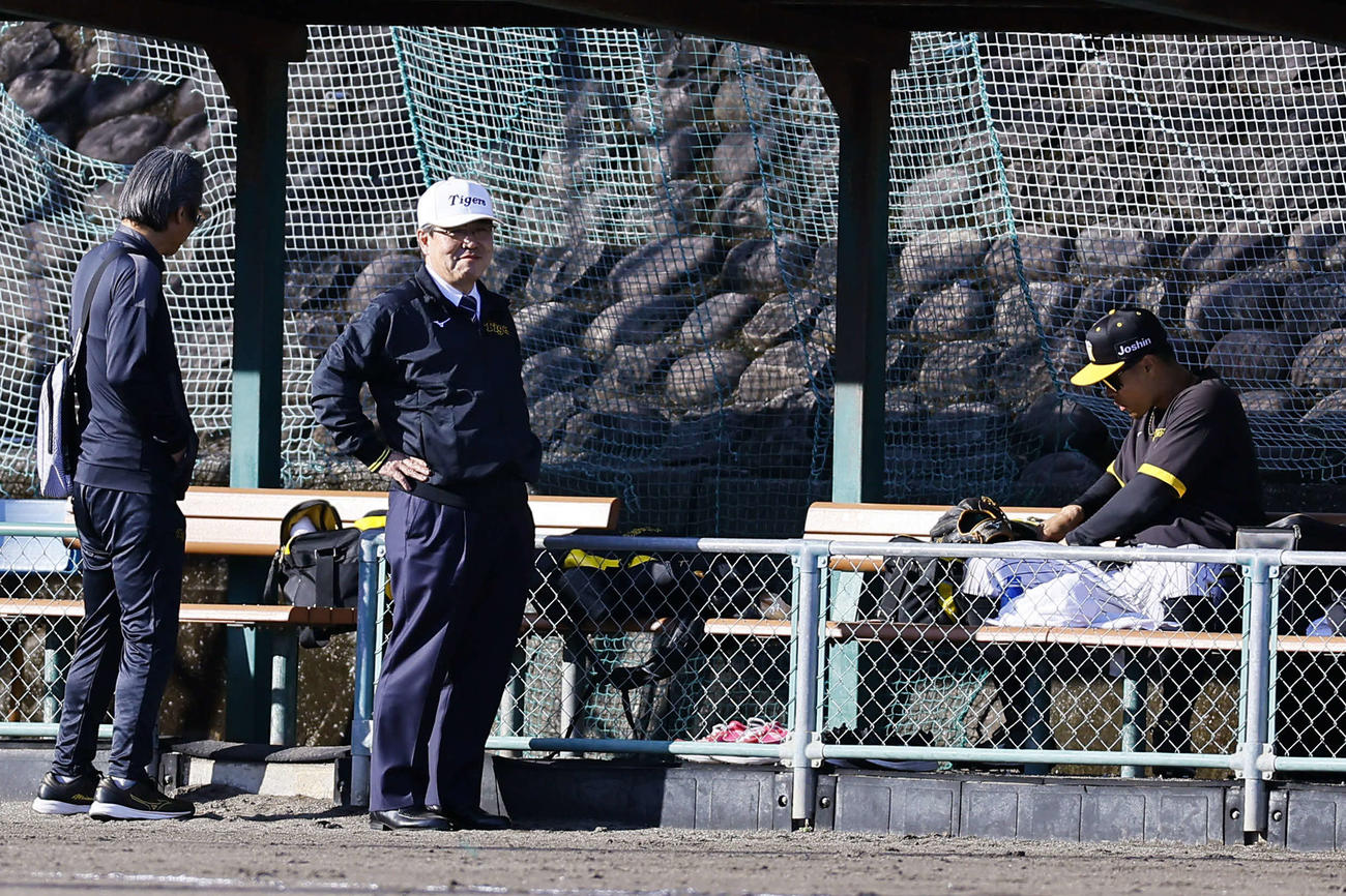 サブグラウンドで佐藤輝（右）に声をかける阪神の杉山オーナー（中央）（撮影・藤尾明華）