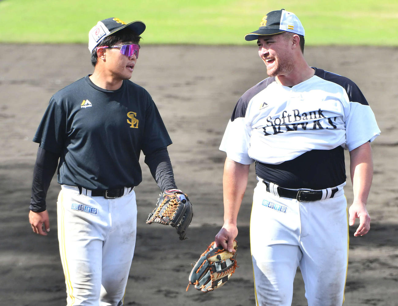 ノックを終え、井上（左）と笑顔で話すリチャード（撮影・岩下翔太）