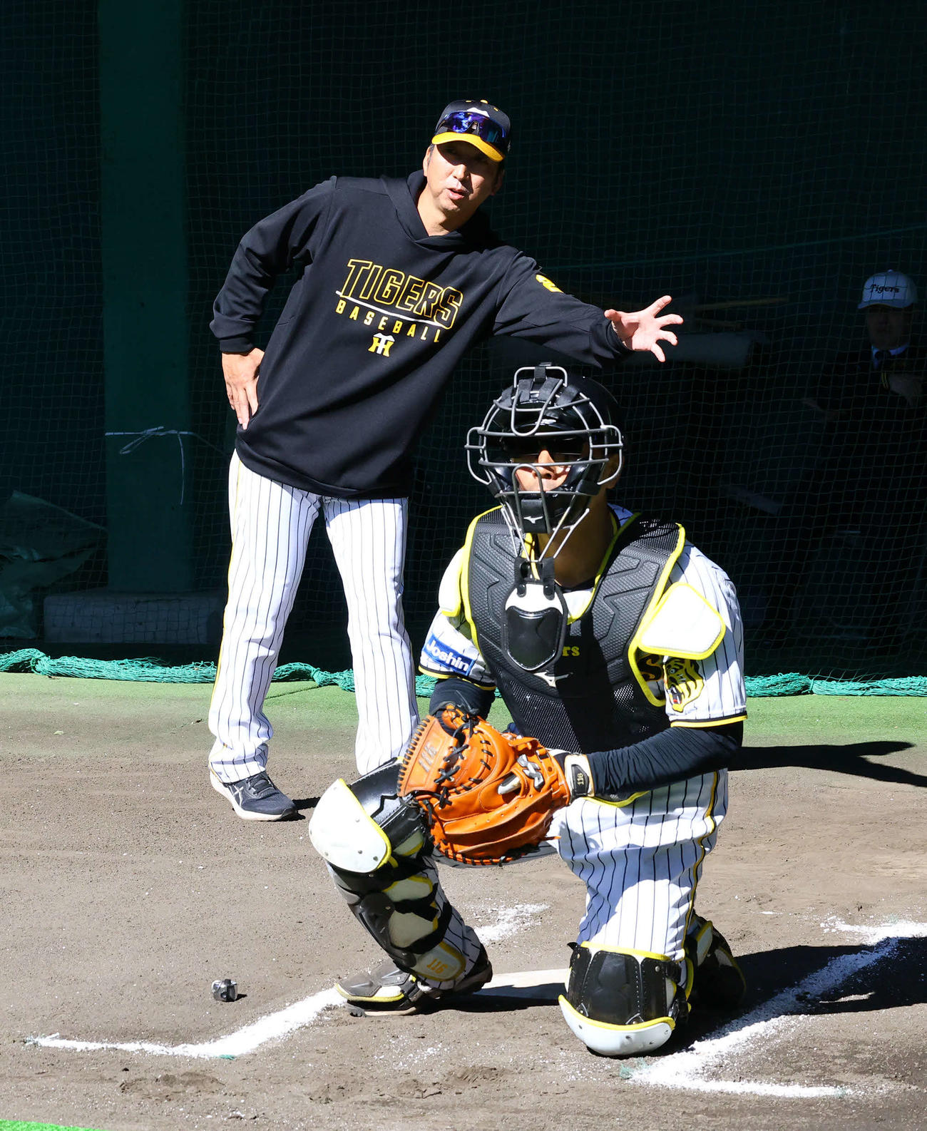 ブルペンの捕手をベース前に座らせ、椎葉を指導する阪神藤川監督（撮影・藤尾明華）