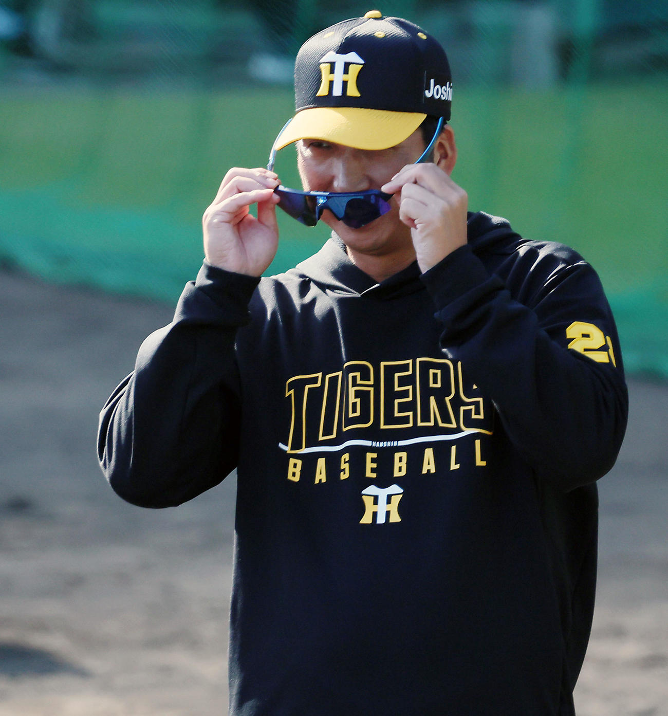 サングラスをかける藤川監督（撮影・加藤哉）