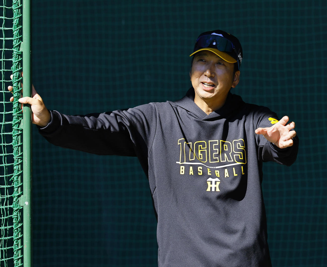 ブルペンで椎葉を指導する阪神藤川監督（撮影・藤尾明華）