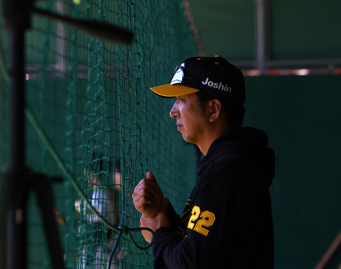 ブルペンで投球練習を見つめる阪神藤川監督（撮影・藤尾明華）