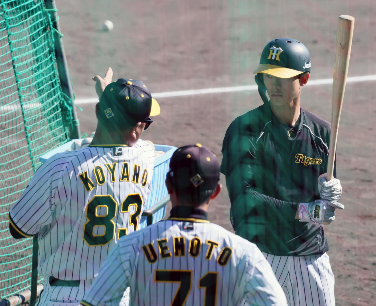 打撃練習する小幡（右）にアドバイスを送る小谷野チーフコーチ（撮影・加藤哉）