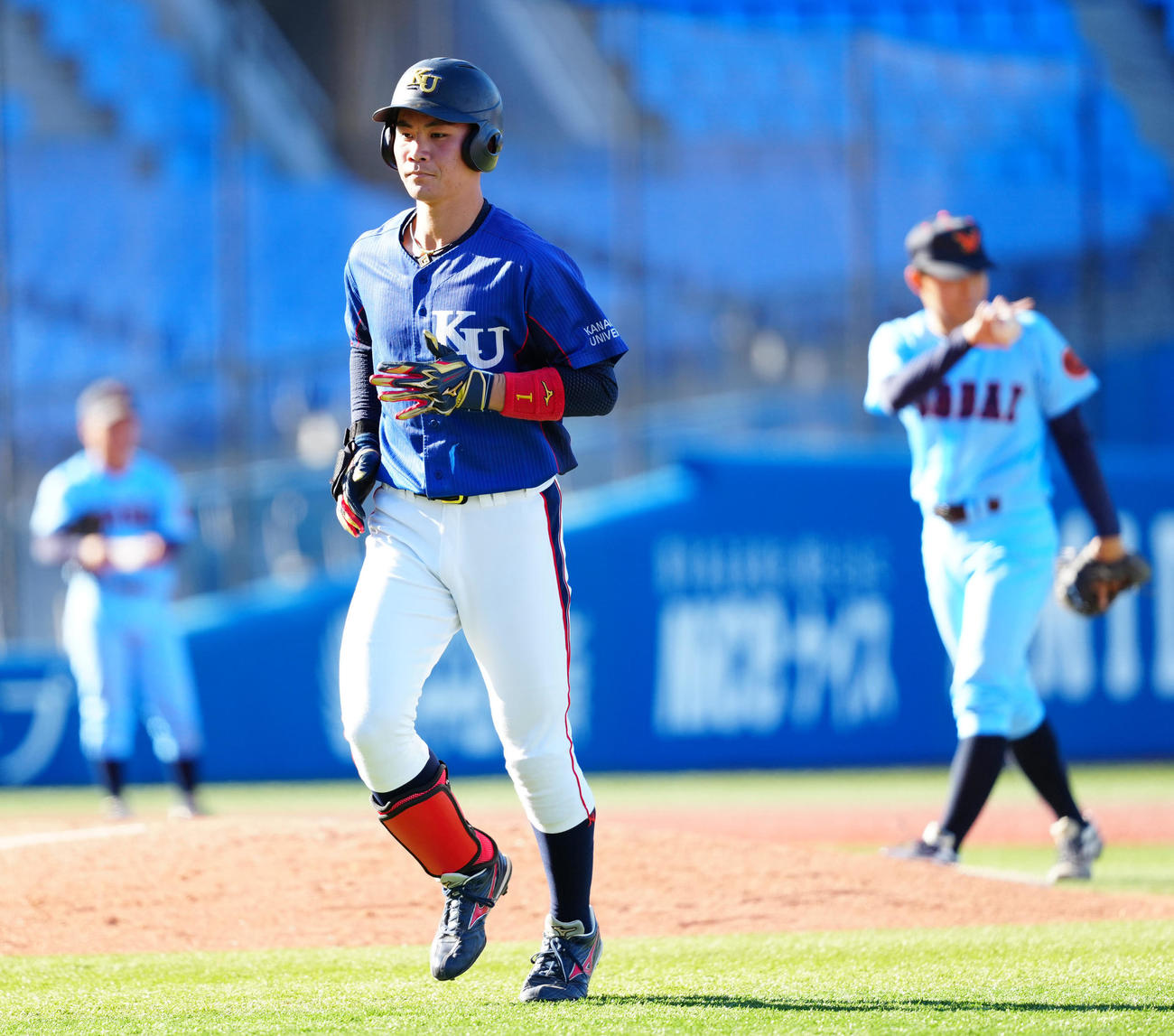 神奈川大対横浜商大　5回表神奈川大1死、左飛に倒れた庄子（撮影・江口和貴）