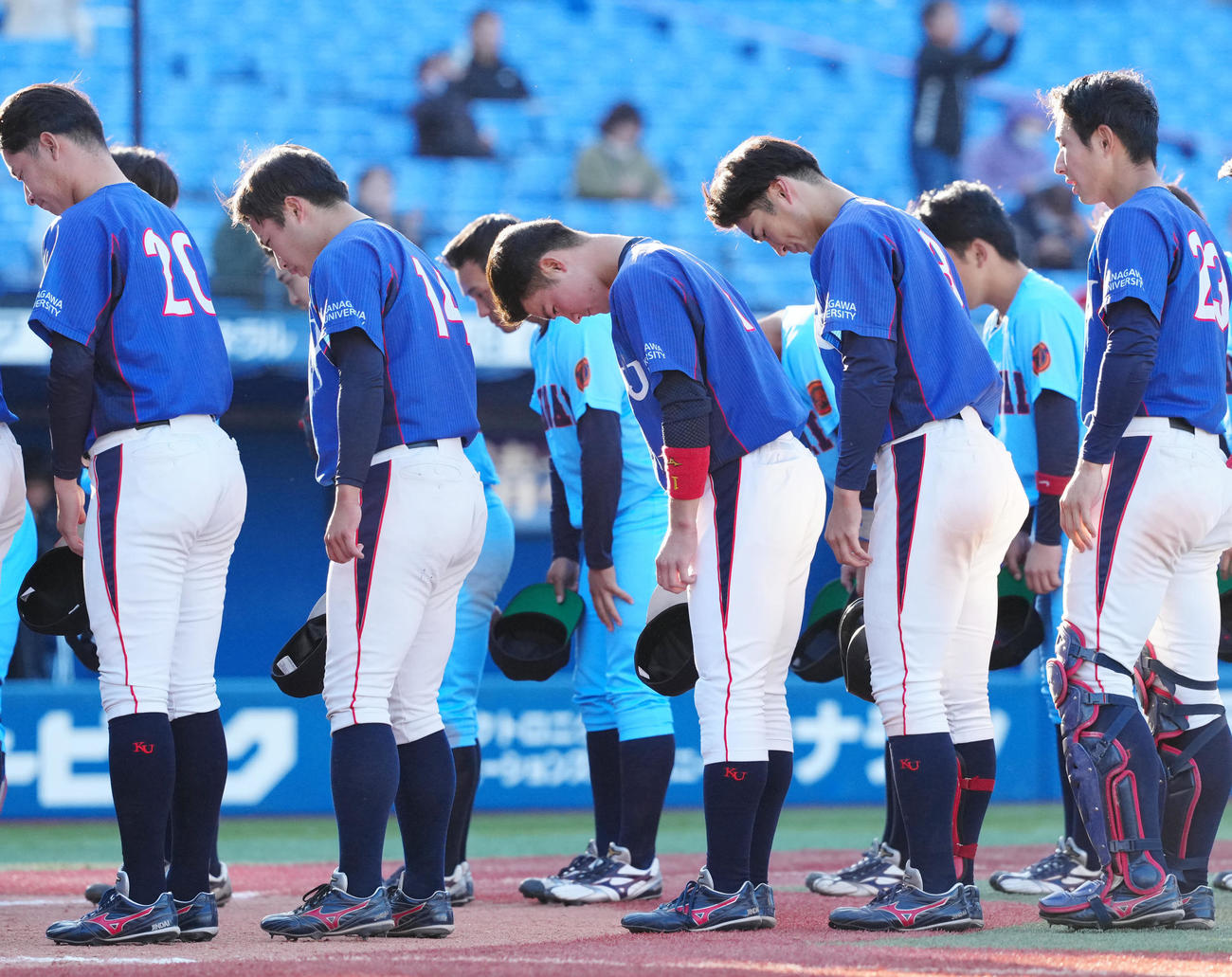 神奈川大対横浜商大　横浜商大に敗れ、あいさつする庄子（中央）ら神奈川大の選手たち（撮影・江口和貴）