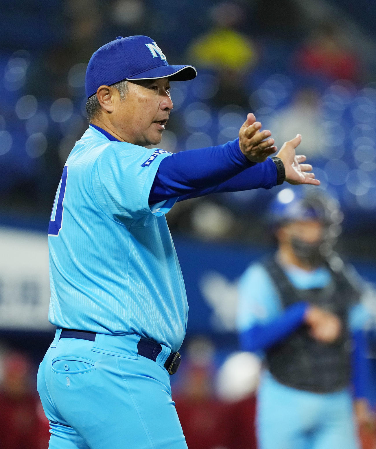 日体大対共栄大　指示を出す日体大・古城監督（撮影・横山健太）