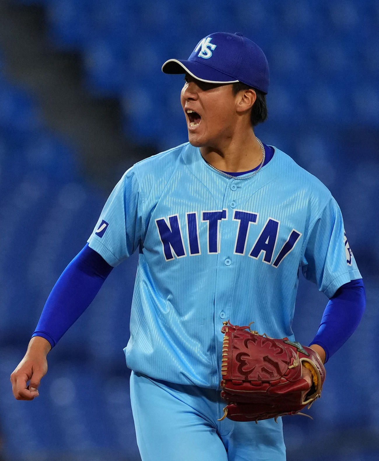 日体大対共栄大　4回表を無失点に抑えほえる日体大・篠原（撮影・横山健太）