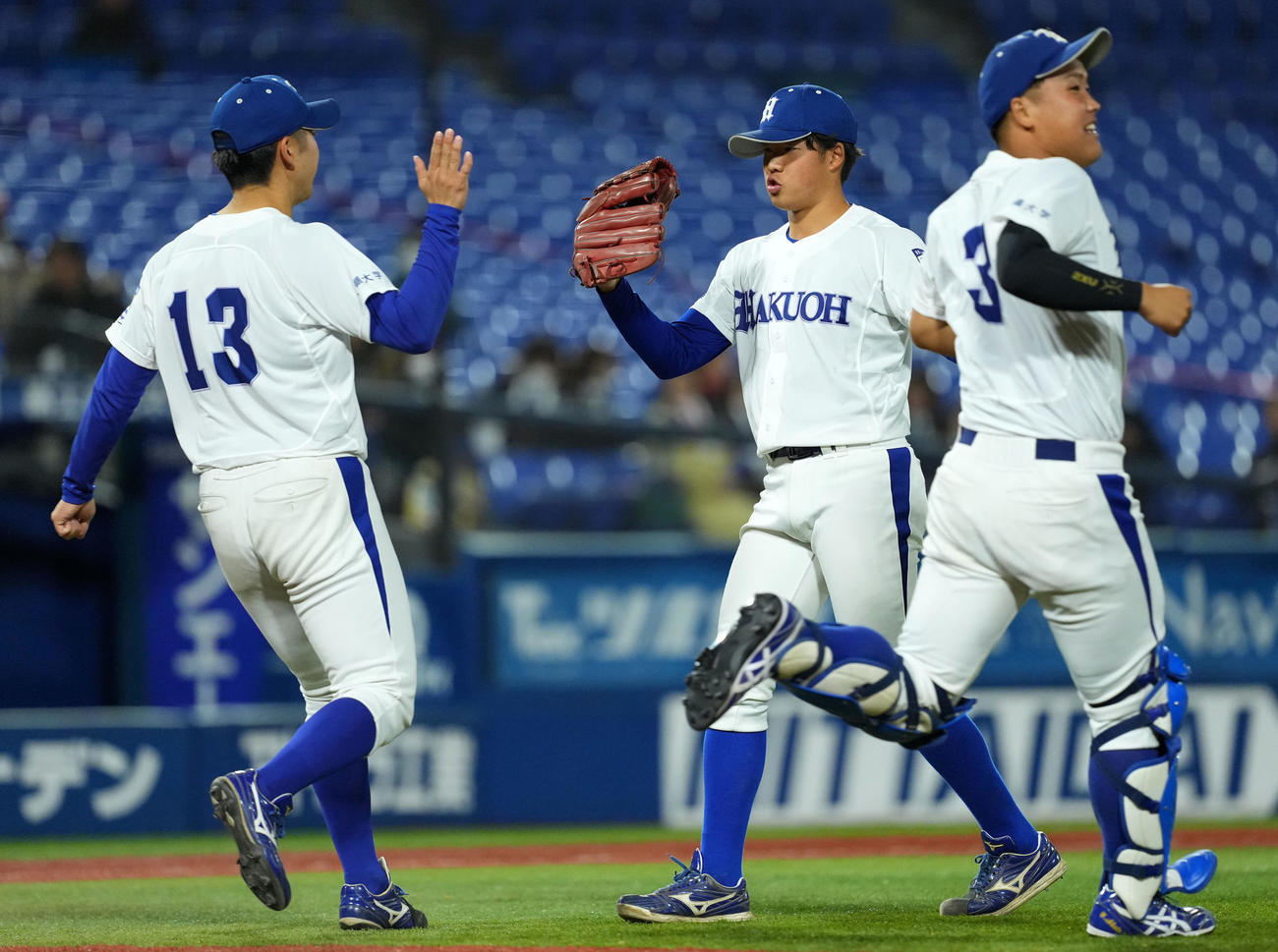 杏林大対白鴎大　杏林大に勝利しタッチを交わす白鴎大ナイン（撮影・横山健太）