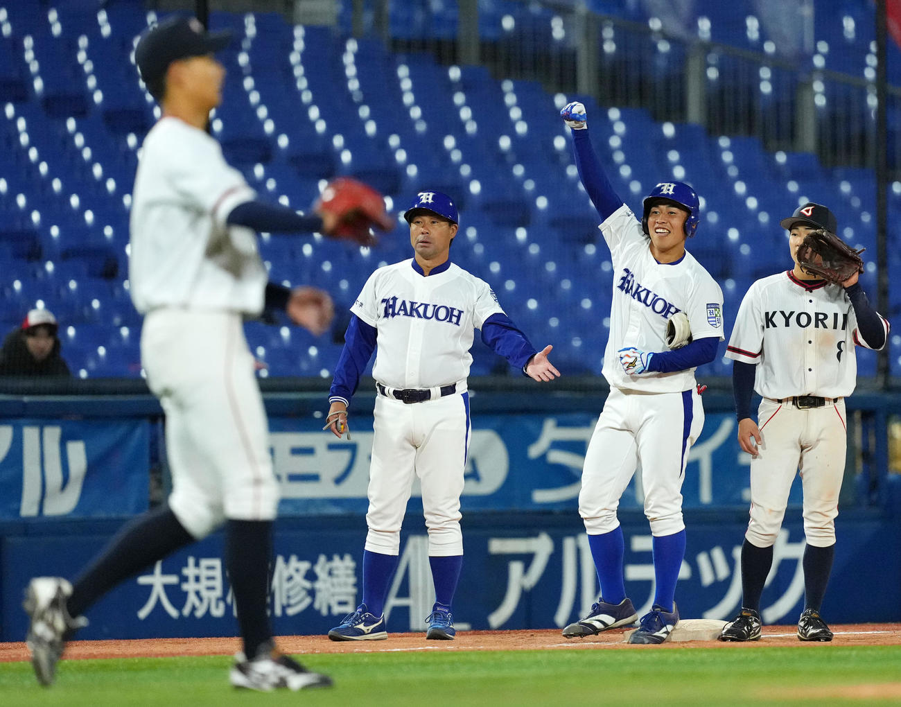 杏林大対白鴎大　5回裏白鴎大1死二、三塁、右中間へ2点適時三塁打を放ちガッツポーズする高橋（右から2人目）（撮影・横山健太）