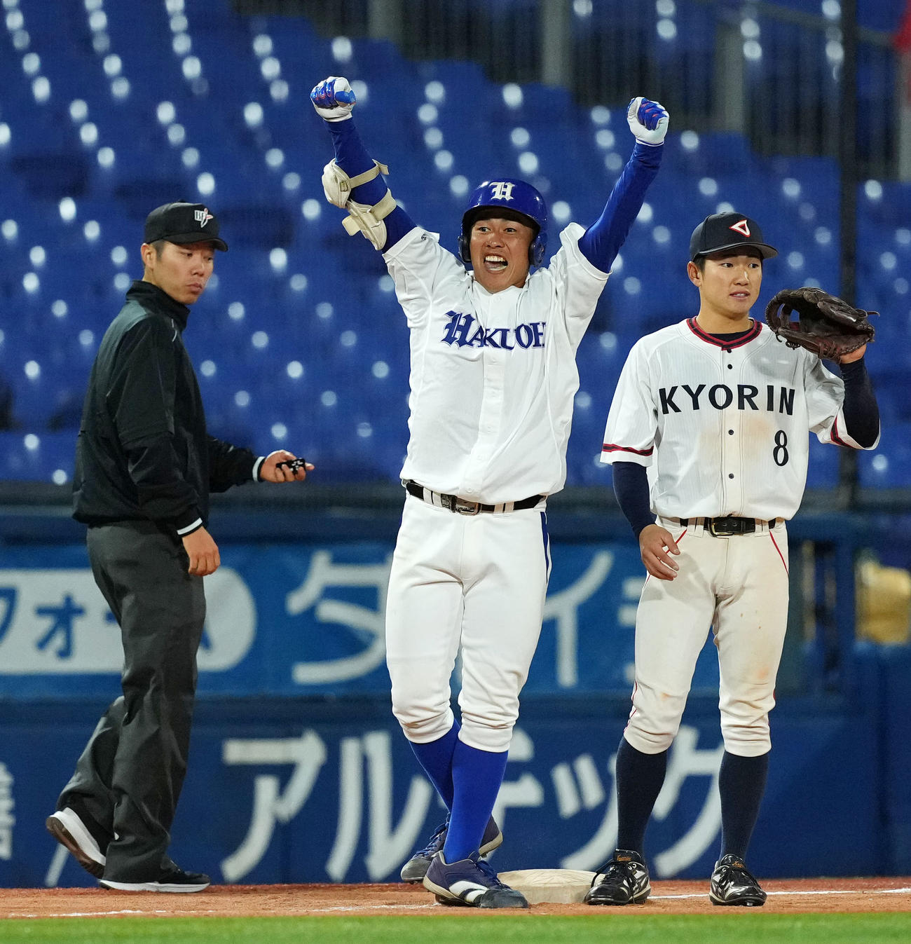 杏林大対白鴎大　5回裏白鴎大1死二、三塁、右中間へ2点適時三塁打を放ちガッツポーズする高橋（中央）（撮影・横山健太）