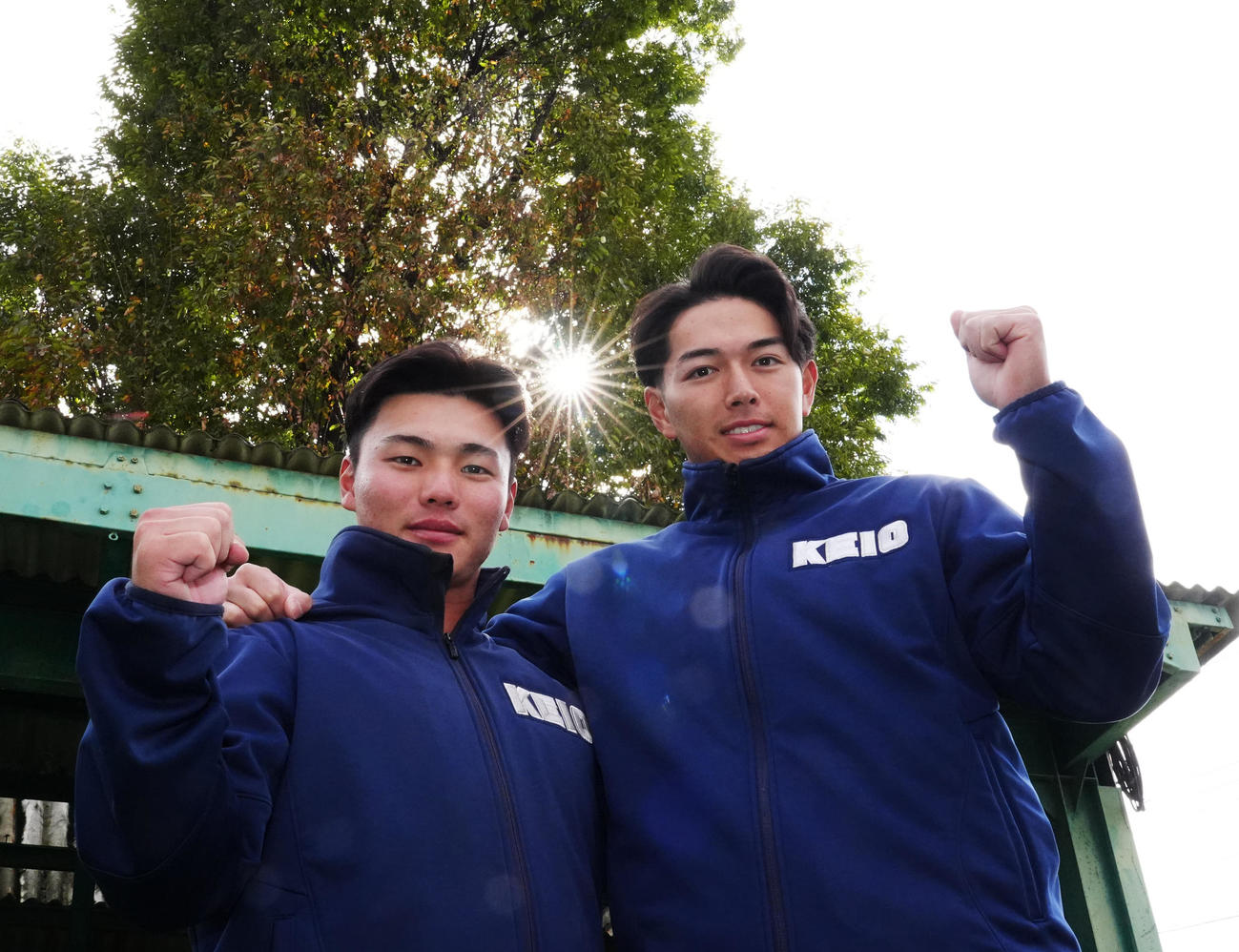 ガッツポーズで写真に納まる慶大・本間主将（左）と清原（撮影・江口和貴）