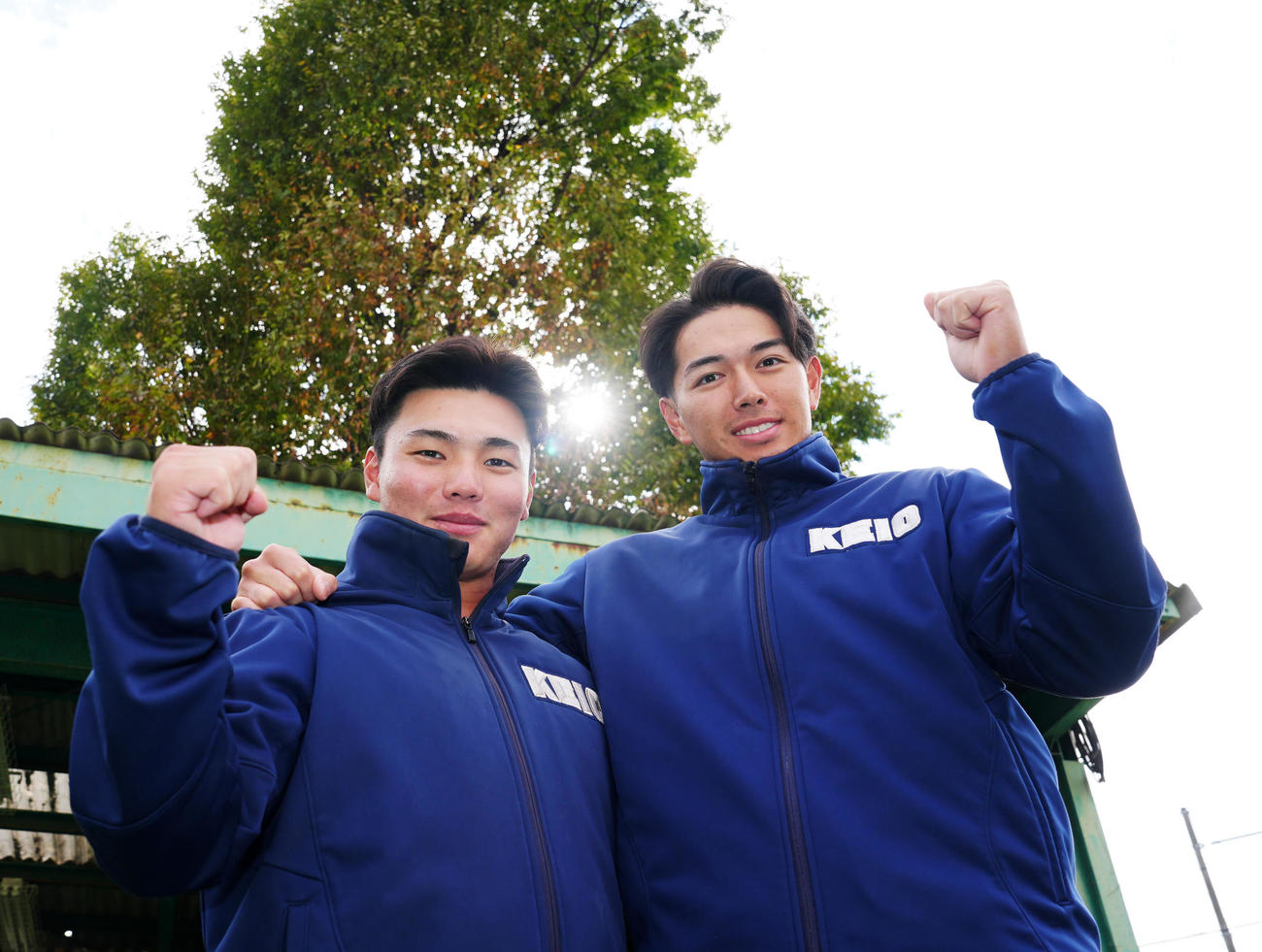 ガッツポーズで写真に納まる慶大・本間主将（左）と清原（撮影・江口和貴）