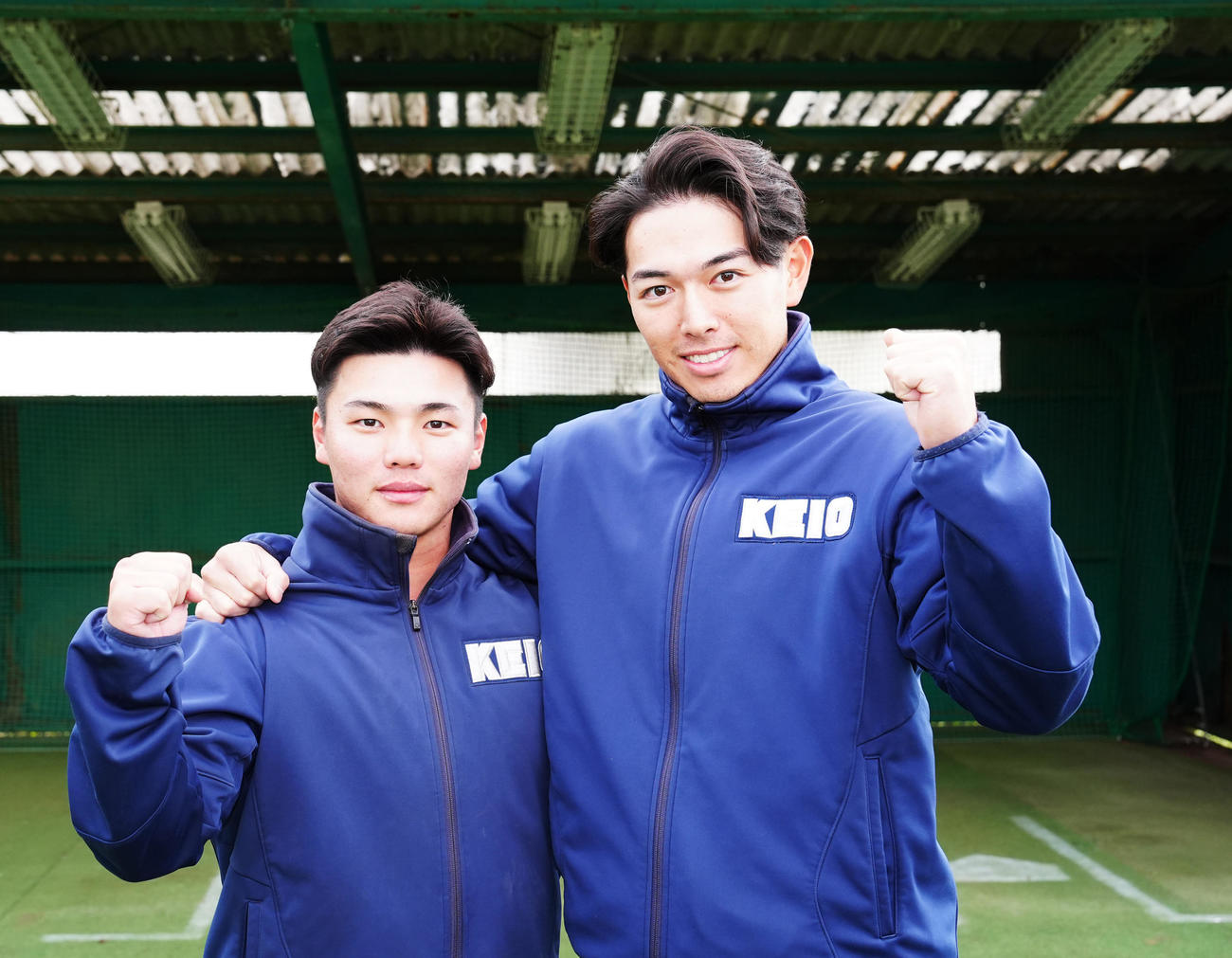 ガッツポーズで写真に納まる慶大・本間主将（左）と清原（撮影・江口和貴）