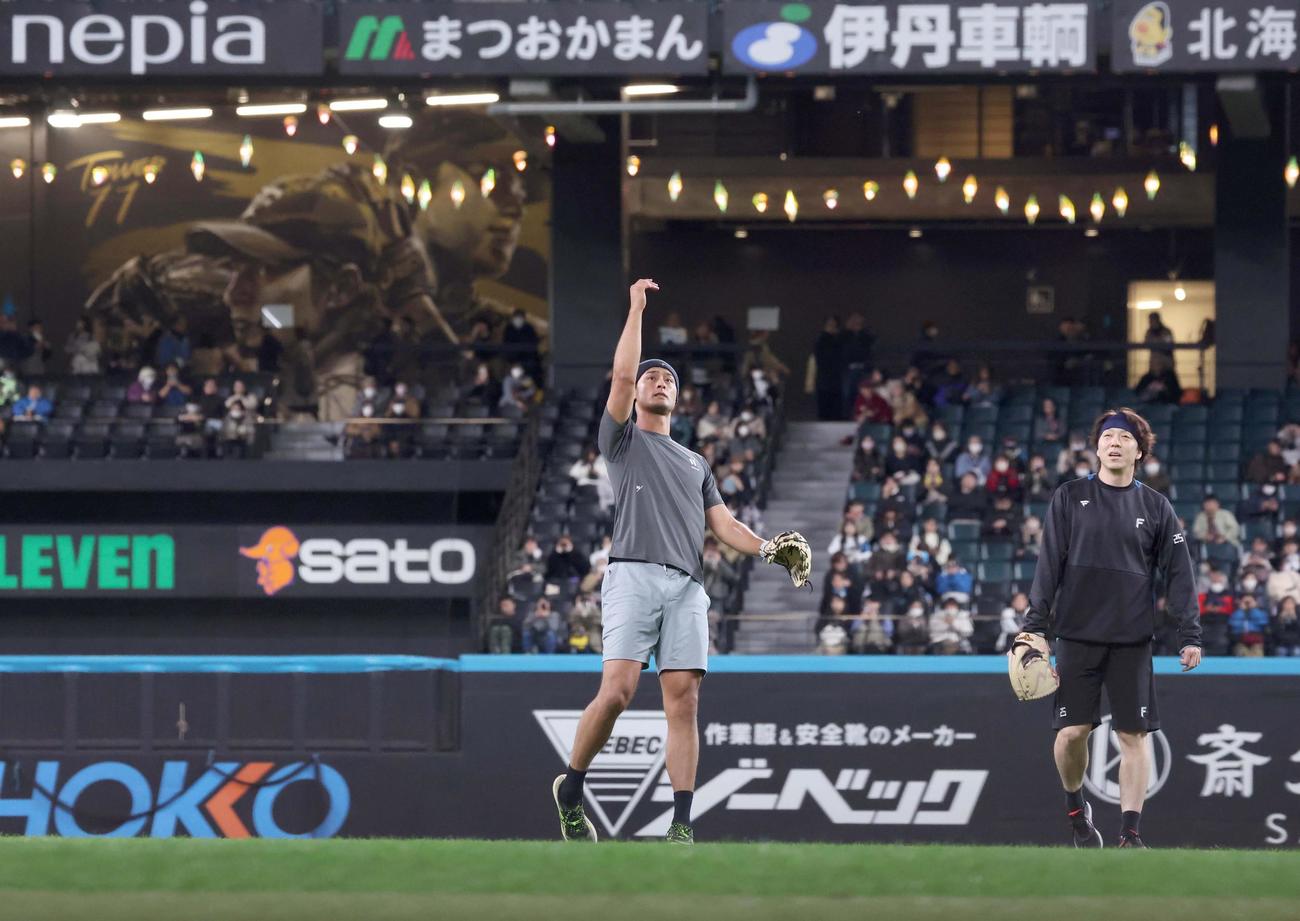 自身とドジャース大谷の壁画を背にノックを受けるパドレスのダルビッシュ（撮影・黒川智章）