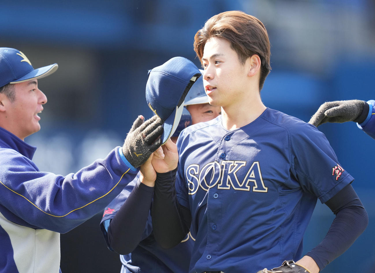 横浜商大対創価大　8回表横浜商大2死二塁、松木を見逃し三振に仕留め、ベンチへ戻る森畑（撮影・鈴木みどり）