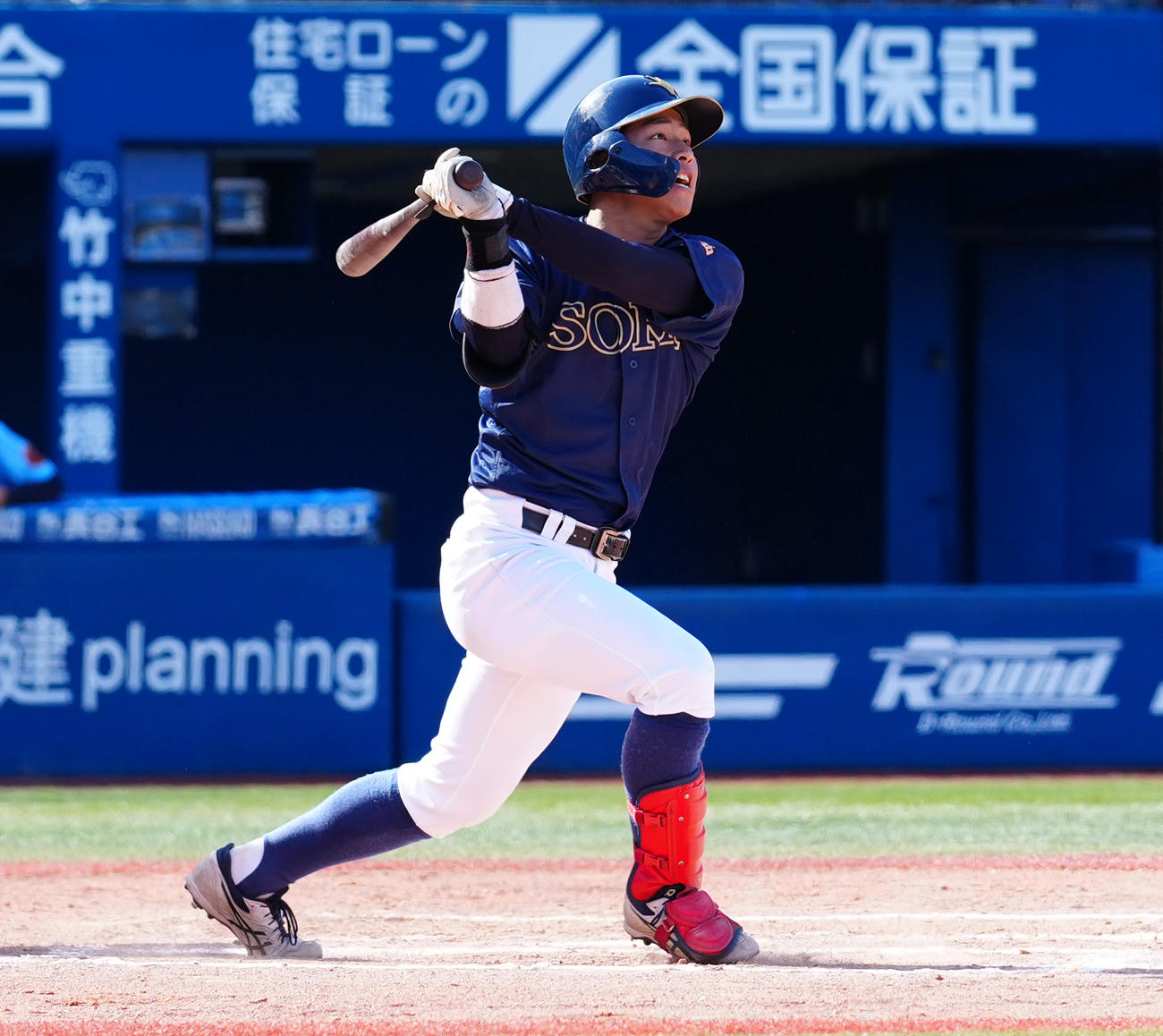横浜商大対創価大　タイブレークの10回裏創価大無死満塁、サヨナラの右前適時打を放つ大島（撮影・鈴木みどり）