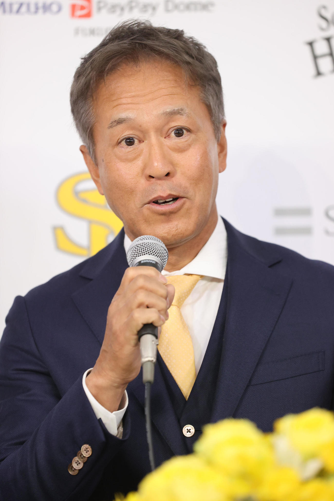 入団会見で話をする大西外野守備走塁兼作戦コーチ（撮影・梅根麻紀）